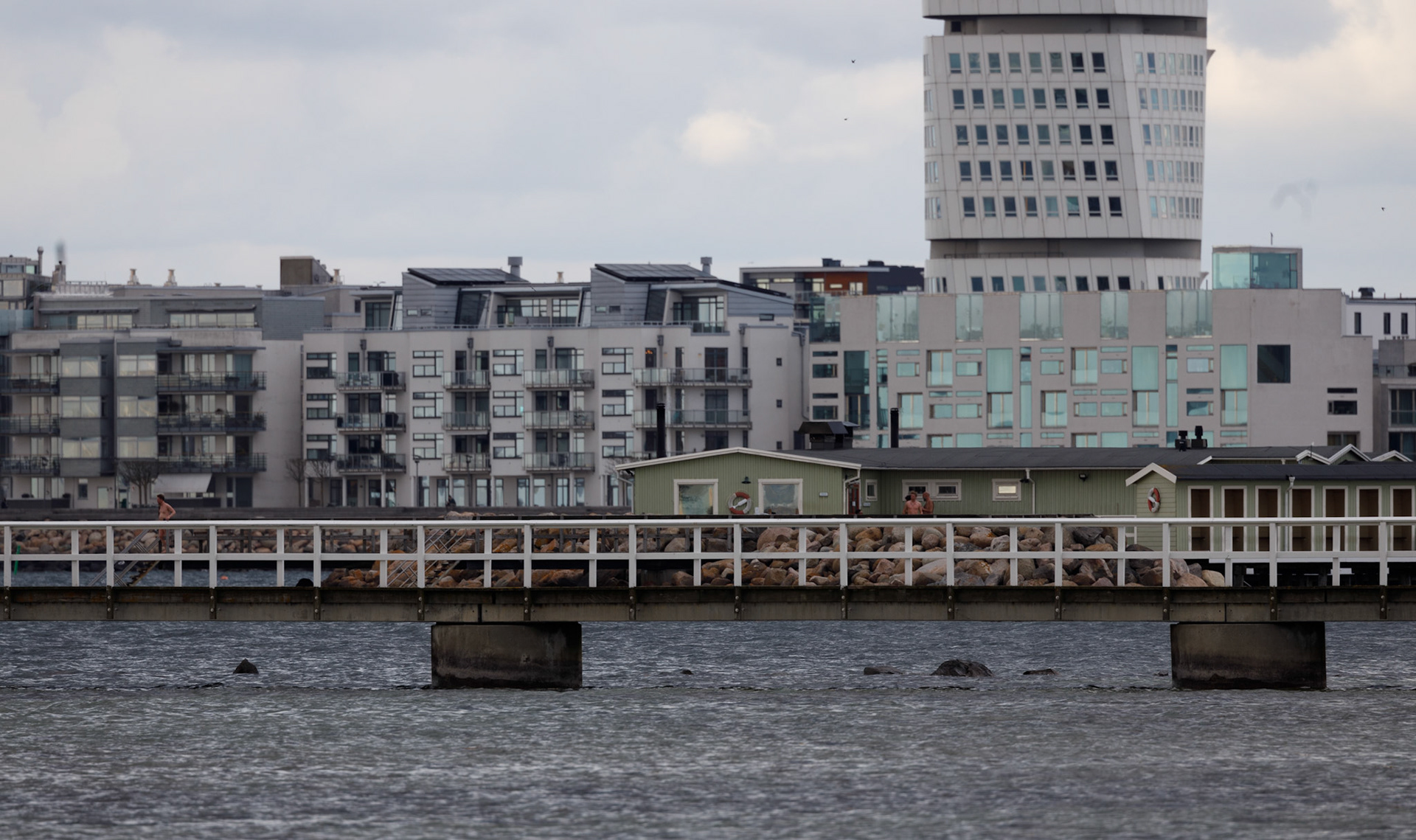 Ribersborgs kallbadhus, även kallad Kallis. Badhuset invigdes 1898 men brann 1902. Vid återuppbyggnaden fick byggnaden sitt nuvarande utseende. Badhuset var Malmös enda kappsimningsbassäng fram till Simhallsbadet byggdes på 1950-talet. I bakgrunden syns Västra hamnen med Turning Torso och i förgrunden brygga 2.