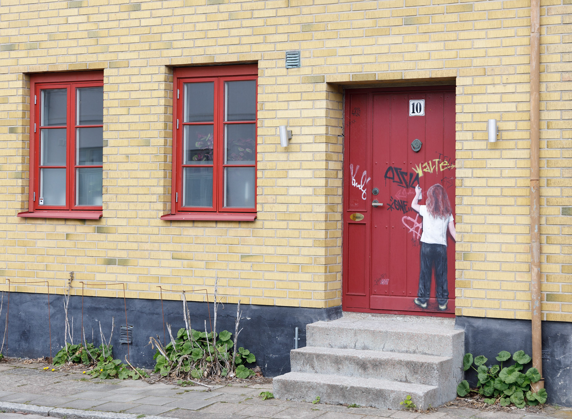 Sveagatan 10 på Gamla Limhamn. Limhamnsbusarna på gång Limhamn är det samhälle som bäst kunnat bevara sin identitet och särart av de köpingar och samhällen Malmö inkorporerat sedan 1800-talets slut. Det gamla centrumet är fortfarande livligt med mindre butiker och efter årtionden av åldrande befolkning har yngre börjat flytta in igen. Tyvärr har det också inneburit att samhället med en befolkning från alla samhällsklasser blivit allt mer gentrifierat. Var uttrycket Limhamnsbusarna har kommit från vet jag inte men min faster, som var uppvuxen på Limhamn, brukade använda det.