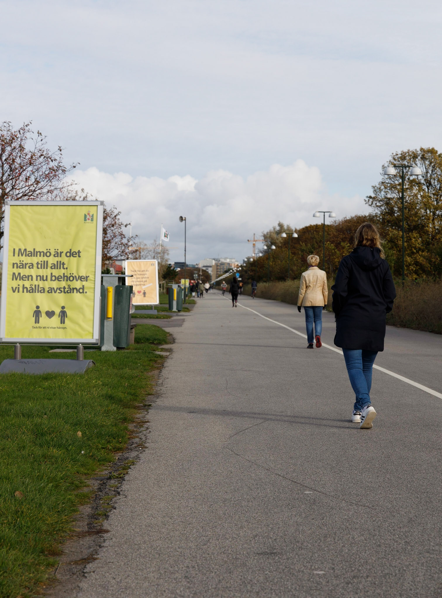 Ribersborgsstranden i Coronatider. Gångvägen längst stranden går parallellt med den numera upprivna järnvägen, som gick backom buskarna till höger. Järnvägen byggdes 1889 för att göra det möjligt för Skånska Cement i Limhamn att transportera cementet ut i världen. Det skedde även persontransporter på järnvägen fram till 1945. Efter 1915 var antalet turer få och anpassade till fiskarnas fruars resor in till Malmö för att sälja sill. Därav namnet Sillabanan. 2005 gick det sista godståget på sträckan och 2009 revs rälsen upp.