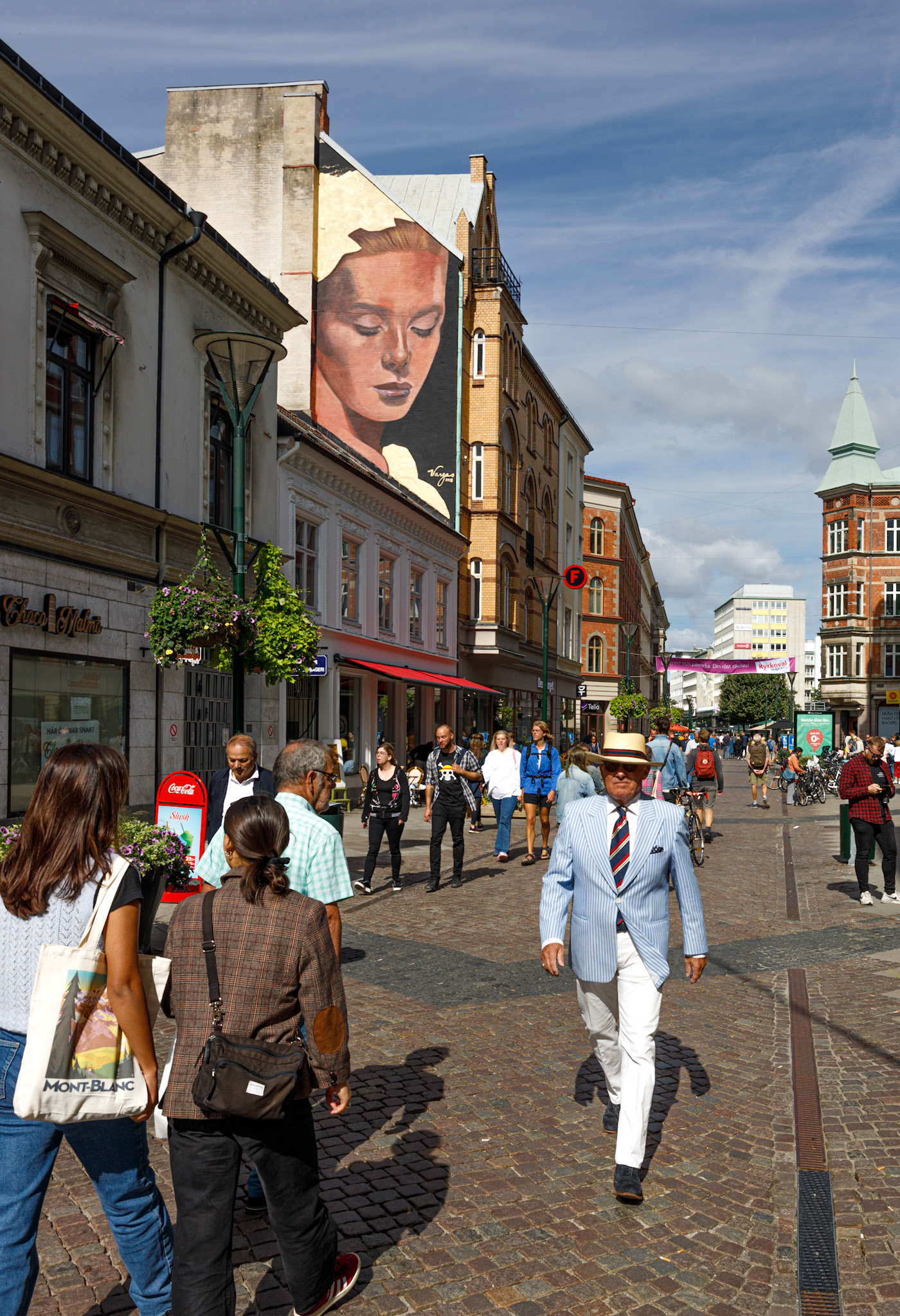 Södra Förstadsgatan är Malmös gamla södra infart. Den sträcker sig i dag från Södertull till Dalaplan där den byter namn till Per Albin Hanssons väg. Denna bild är tagen mellan Södertull och Trianeln. I det tornförsedda huset till höger finns den kända krogen Bullen är Malmös kulturpersoner samlades för.