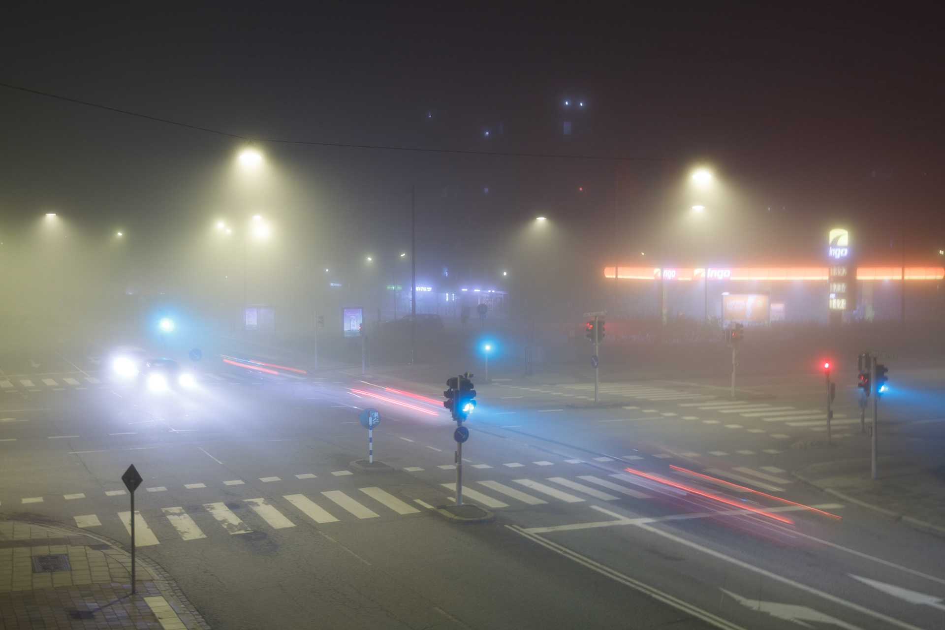 Korsningen Mariedalsvägen  och John Ericssons väg. Korssningen visar på förändringen i synen på bostadsbyggandet under 1950-talet. Norr om John Ercissons väg är husen byggda på slutet av 1940-talet och 1950-talets första hälft. Hussen är lamelhus på 3-4 våningar.  Söder om vägen är Lorensborg som byggdes under mitten av 1950-talet. Där  domierar höga hus, de högsgta är 16 vångingar höga och blickar framemot 1960-talets byggen. En av arkitektbyråerna, Jaenecke & Samuelson har ritat ett flerbostadshus i Berlings berömda Hansa Viertel, som påminner starkt om höghusen på Lorensborg.  Oberoende hur högt och lågt det byggs i Malmö, dimman kommer ändå in och skymmer husen.