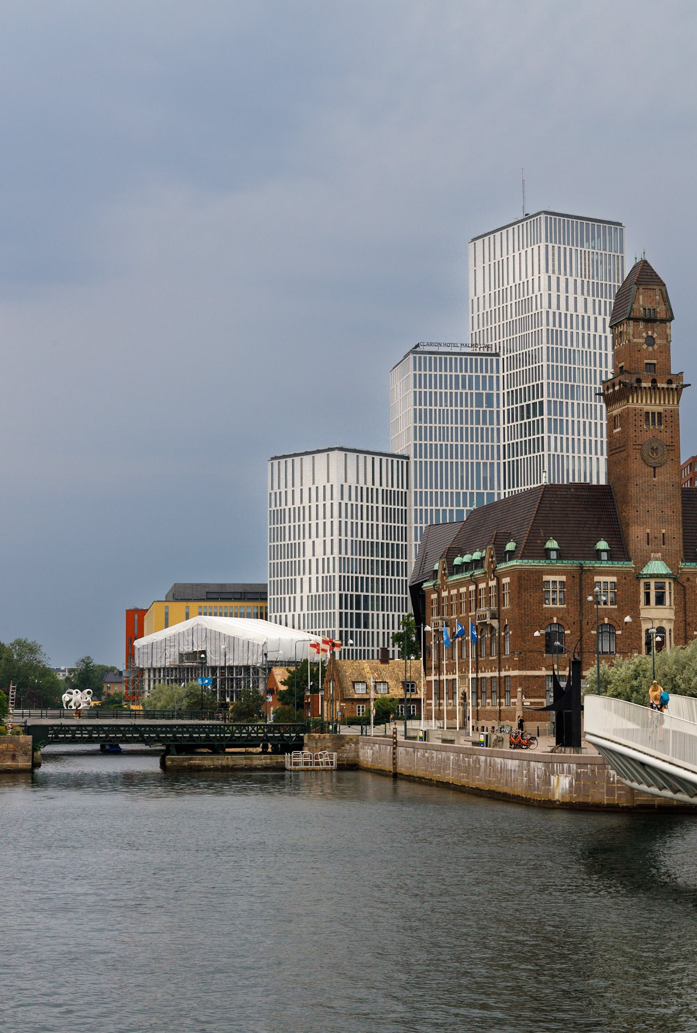 Tornhuset eller gamla hamnkontoret byggdes 1910 som kontor till hamnförvaltningen i Malmö. Tornet var till för att övervaka sjötrafiken i hamnen och Öresund. Idag har World Maritime University undervisningslokaler och bibliotet i byggnaden. I bakgrunden syns Malmö Live, ett komplex med konserthus, konferenscenter, hotell och bostäder.
