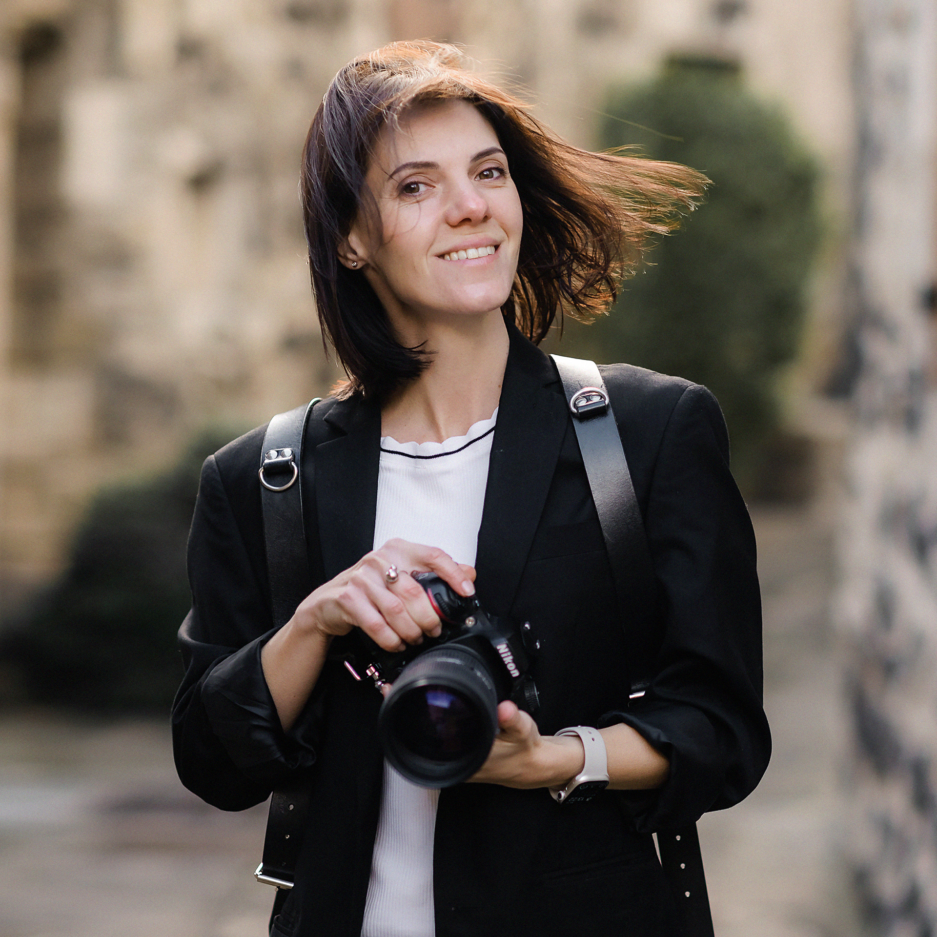 Bonjour, мoi, c’est Svetlana. Photographe de famille et de mariage avec plus de 13 ans d’expérience. Ma passion est de capturer vos moments uniques et sincères : les sourires, les regards, et tout l’amour qui vous unit. Que ce soit pour une séance en famille ou votre grand jour, je crée des images naturelles et intemporelles qui racontent votre histoire. Au plaisir de partager ces instants précieux avec vous !