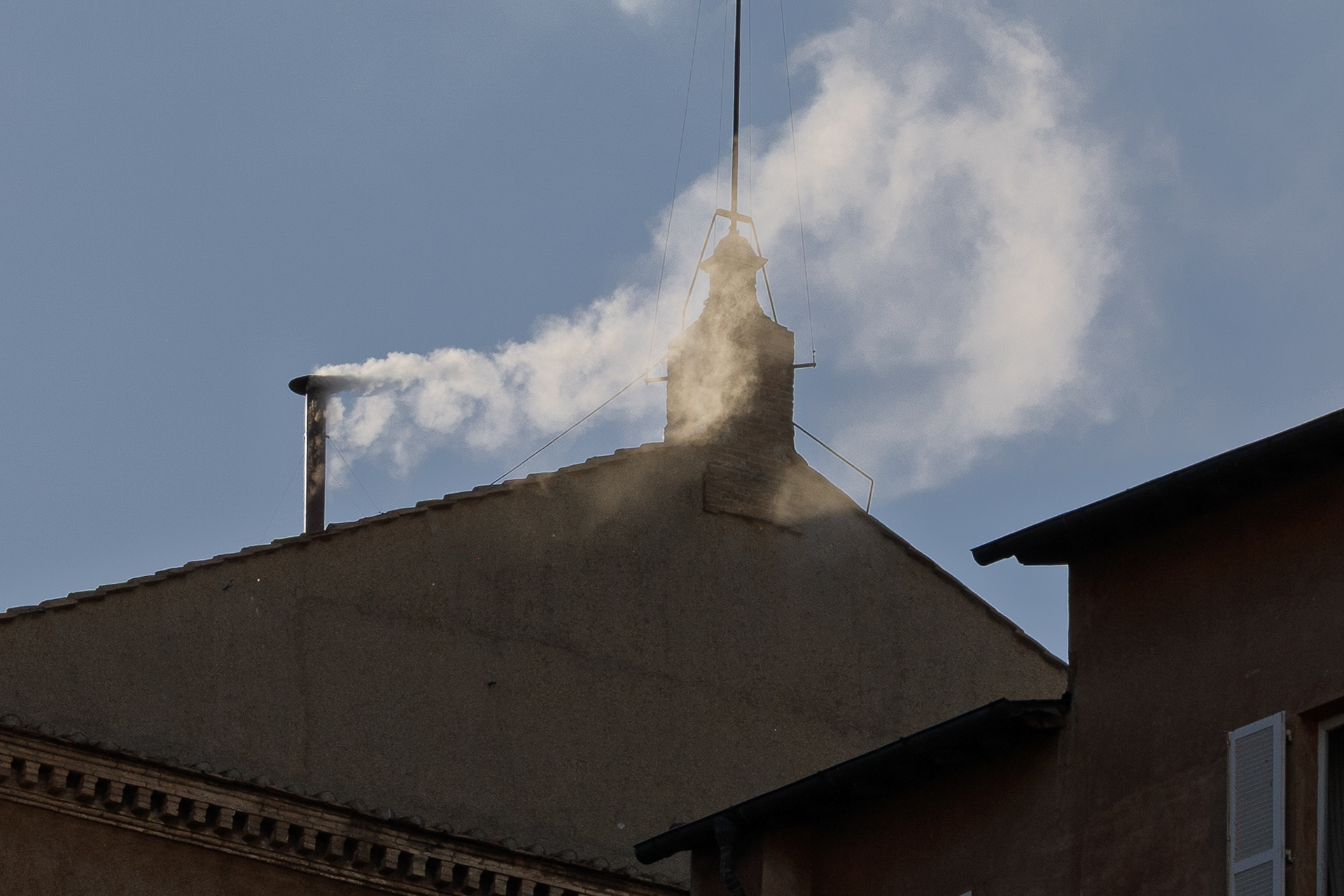 White smoke from Capella Sistine - Habemus Papa