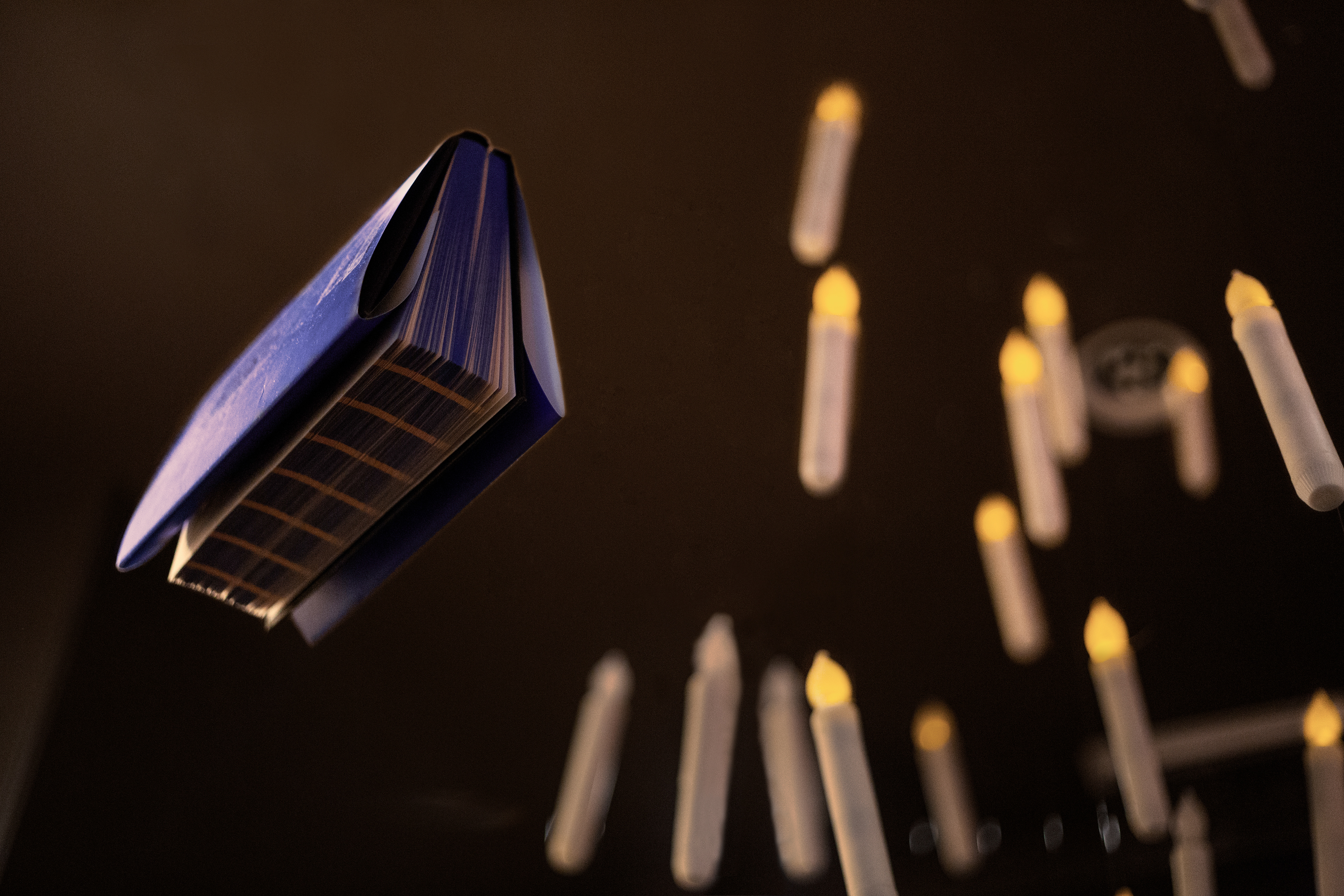 photographie livre vole bougies lévitation porto portugal librairie lello harry potter