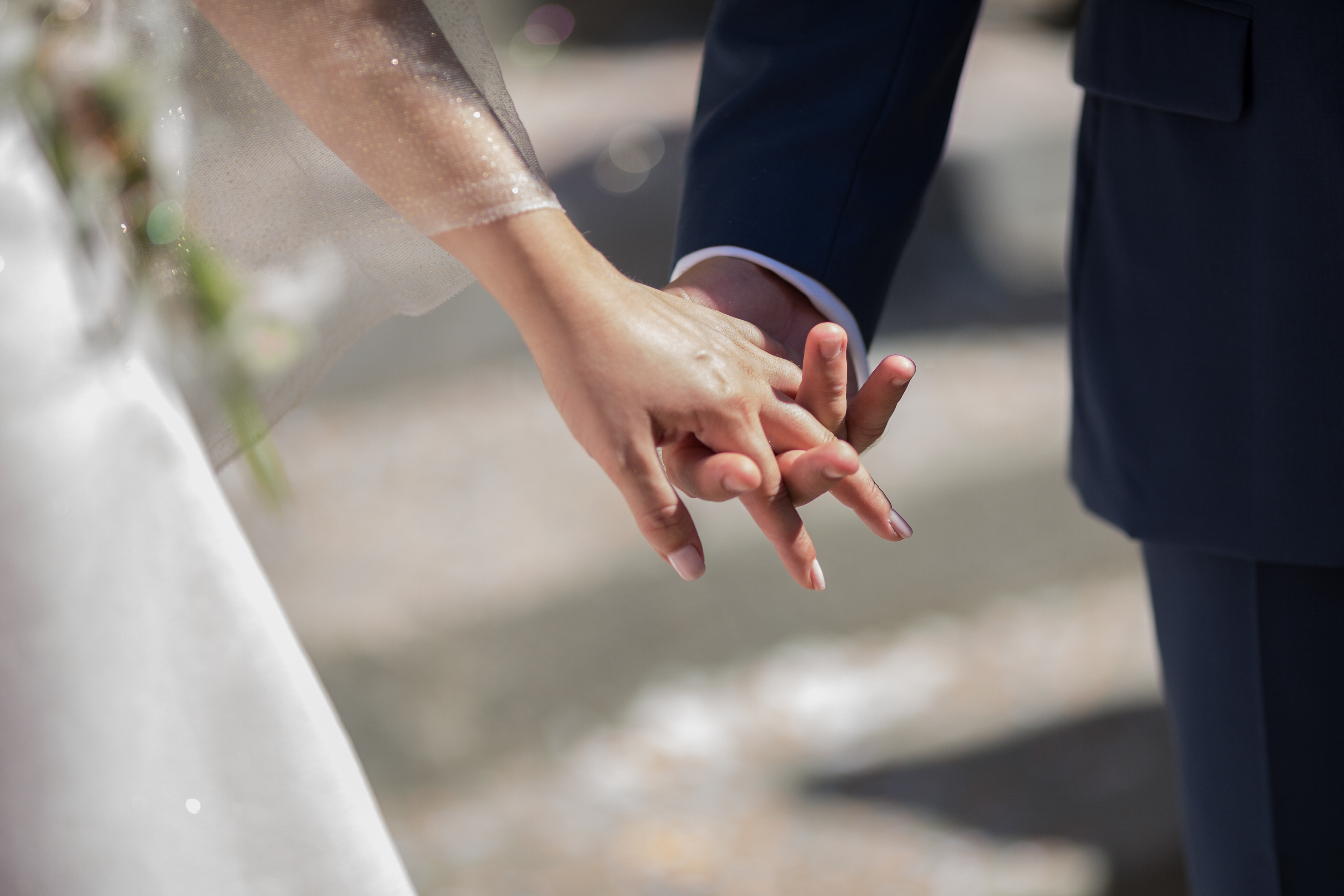 Mariage shooting mains bordeaux