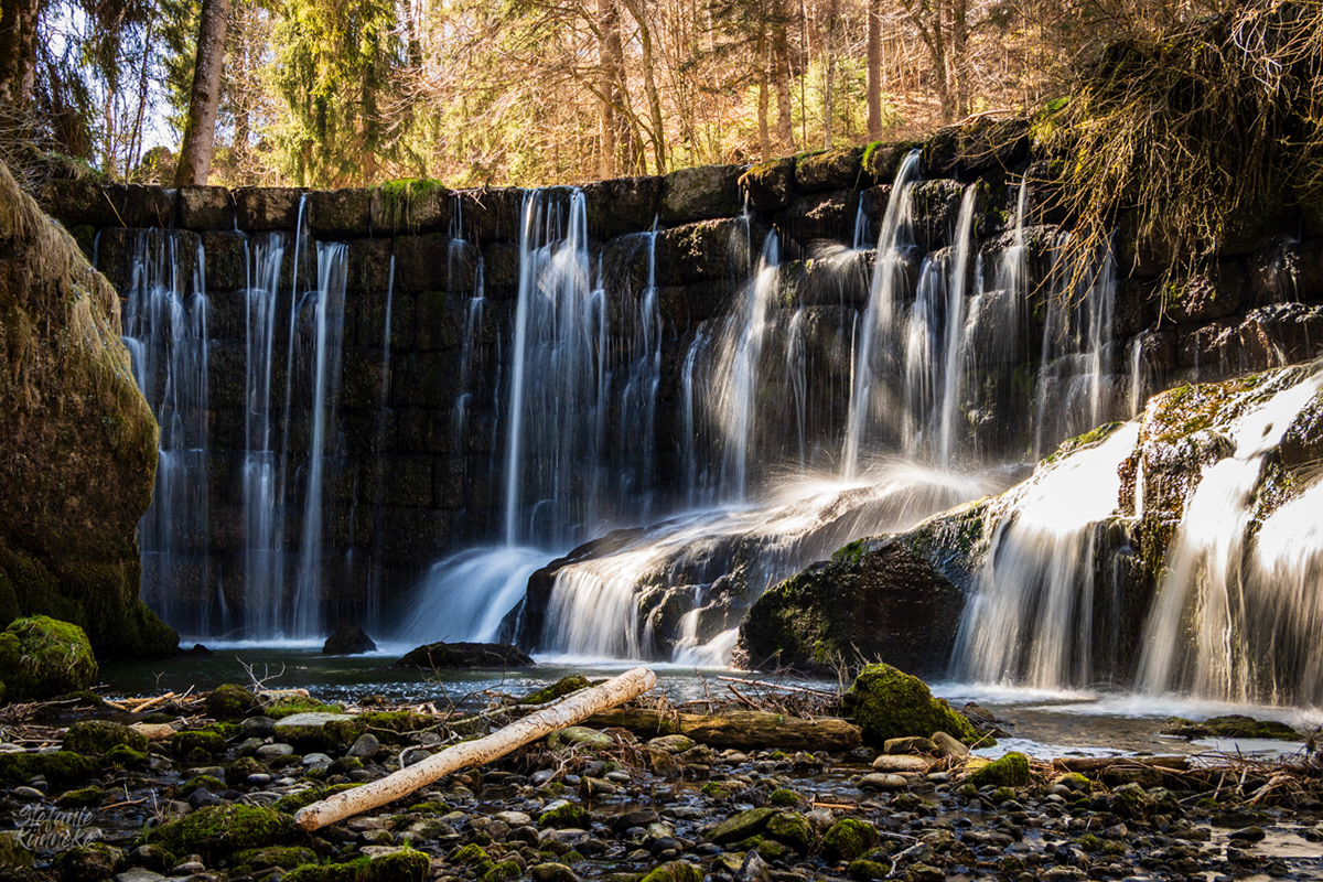 Sonnenfunkeln im Wasserfall.