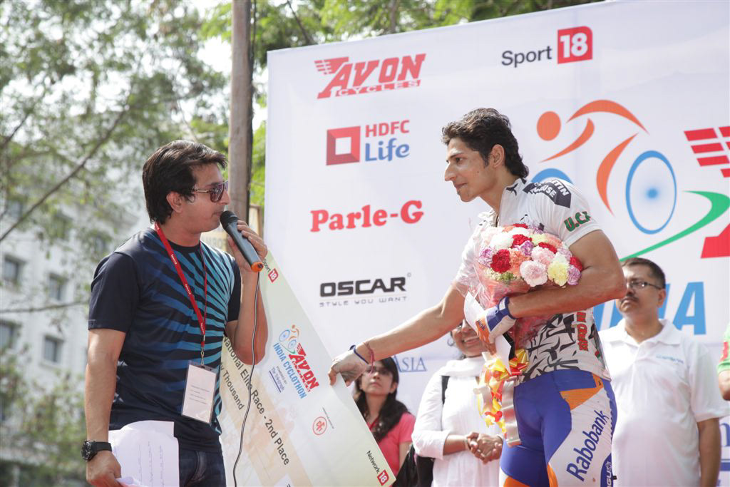 Anchor interacting the winner of Avon India Cyclothon