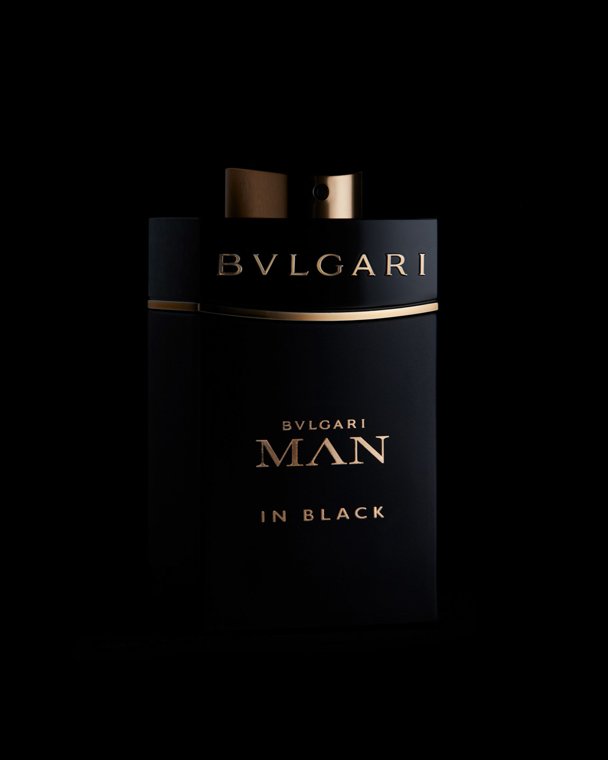 Questa immagine cattura l'essenza della raffinatezza attraverso un’illuminazione studiata per esaltare i dettagli di flaconi di profumo dal design elegante. Su uno sfondo nero profondo, la luce accarezza con precisione i contorni dei flaconi, mettendo in risalto le loro forme e materiali con un effetto sofisticato e magnetico.