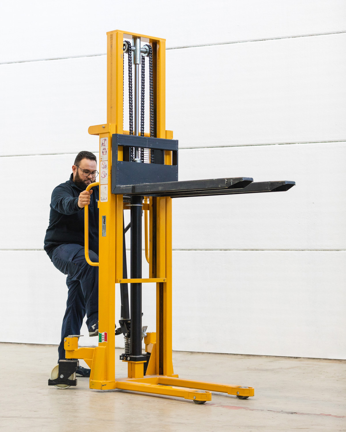 Servizio fotografico per il nuovo sito di un'azienda di trasporto di opere d'arte. Lo sfondo mette in risalto un ambiente di lavoro pulito e ben organizzato, evidenziando l'importanza della cura e della protezione nella movimentazione di beni preziosi. L’immagine trasmette fiducia e dedizione, fondamentali per garantire un servizio di alta qualità.