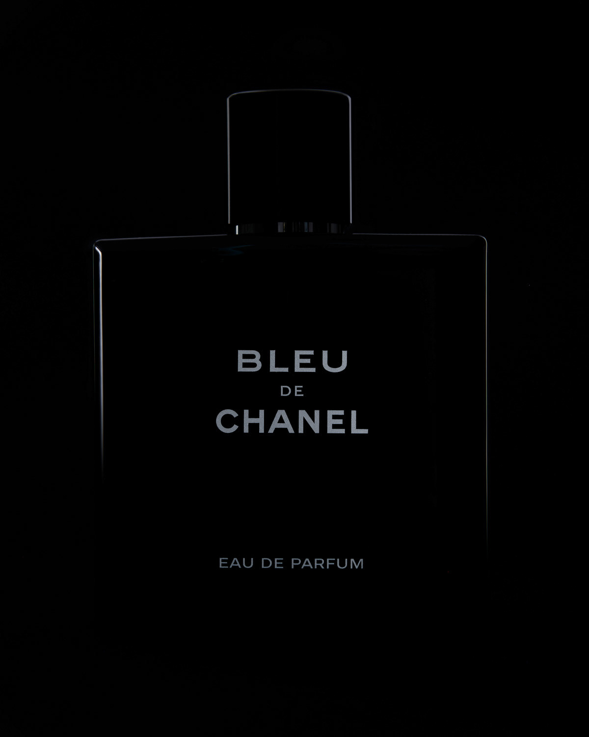 Questa immagine cattura l'essenza della raffinatezza attraverso un’illuminazione studiata per esaltare i dettagli di flaconi di profumo dal design elegante. Su uno sfondo nero profondo, la luce accarezza con precisione i contorni dei flaconi, mettendo in risalto le loro forme e materiali con un effetto sofisticato e magnetico.