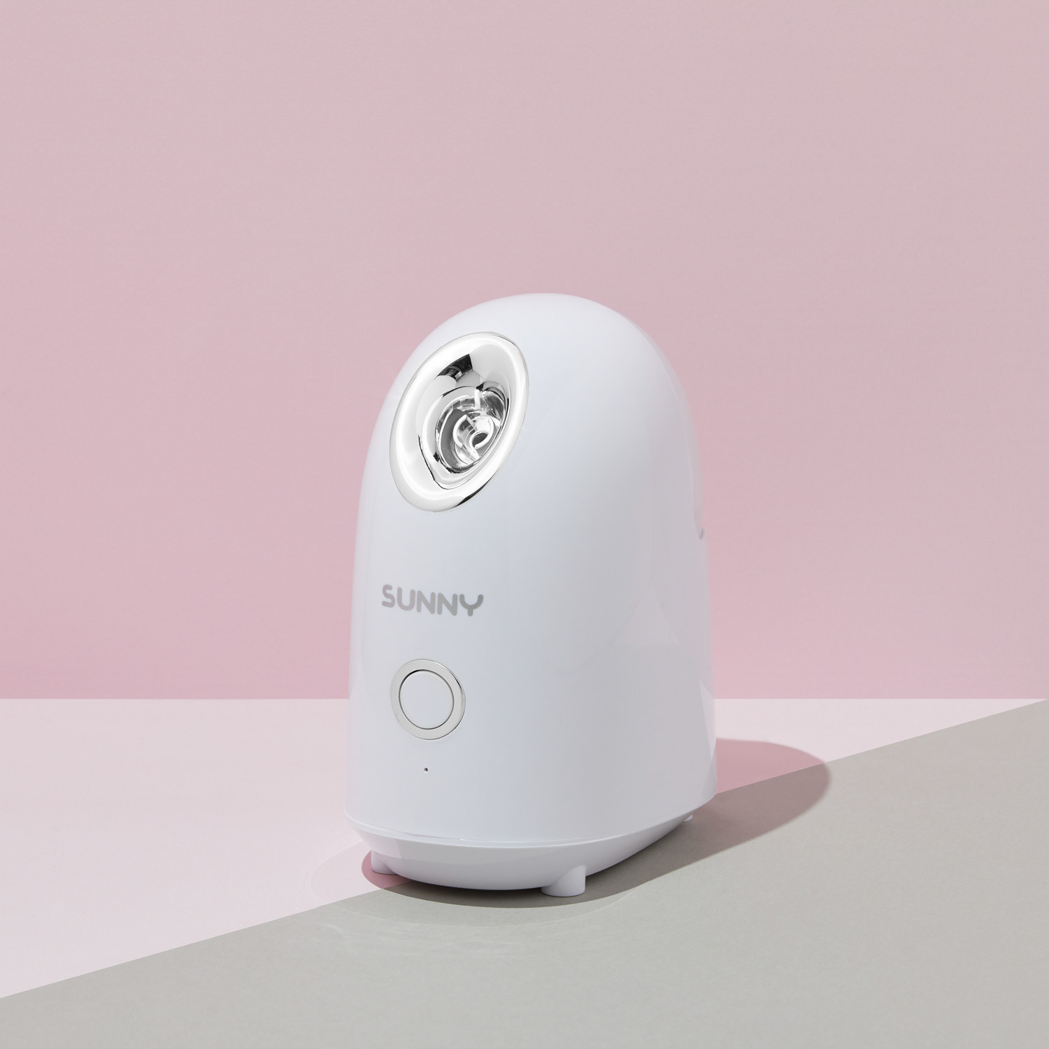 Immagine realizzata per una campagna social ideata per valorizzare i prodotti di un brand di skin care attento al design e alla funzionalità. Lo strumento per la cura della pelle, dal design geometrico e arrotondato, è protagonista su uno sfondo moderno con linee decise e tonalità di rosa. Le ombre nette aggiungono profondità e creano un contrasto accattivante, esaltando la raffinatezza del prodotto. Perfetta per marchi che vogliono comunicare innovazione ed eleganza attraverso immagini studiate per i social media.