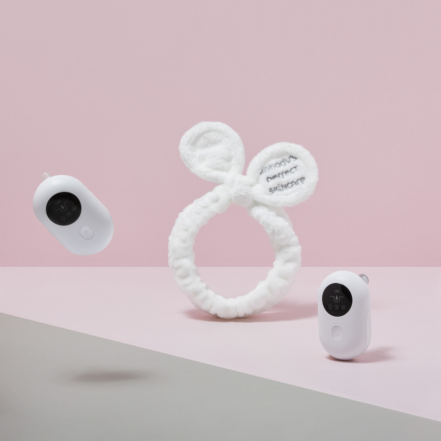 Immagine realizzata per una campagna social ideata per valorizzare i prodotti di un brand di skin care attento al design e alla funzionalità. Lo strumento per la cura della pelle, dal design geometrico e arrotondato, è protagonista su uno sfondo moderno con linee decise e tonalità di rosa. Le ombre nette aggiungono profondità e creano un contrasto accattivante, esaltando la raffinatezza del prodotto. Perfetta per marchi che vogliono comunicare innovazione ed eleganza attraverso immagini studiate per i social media.