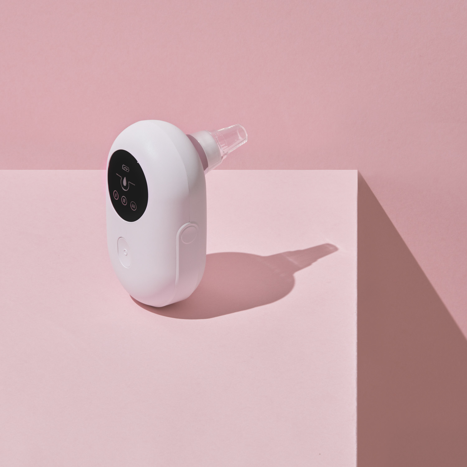 Immagine realizzata per una campagna social ideata per valorizzare i prodotti di un brand di skin care attento al design e alla funzionalità. Lo strumento per la cura della pelle, dal design geometrico e arrotondato, è protagonista su uno sfondo moderno con linee decise e tonalità di rosa. Le ombre nette aggiungono profondità e creano un contrasto accattivante, esaltando la raffinatezza del prodotto. Perfetta per marchi che vogliono comunicare innovazione ed eleganza attraverso immagini studiate per i social media.