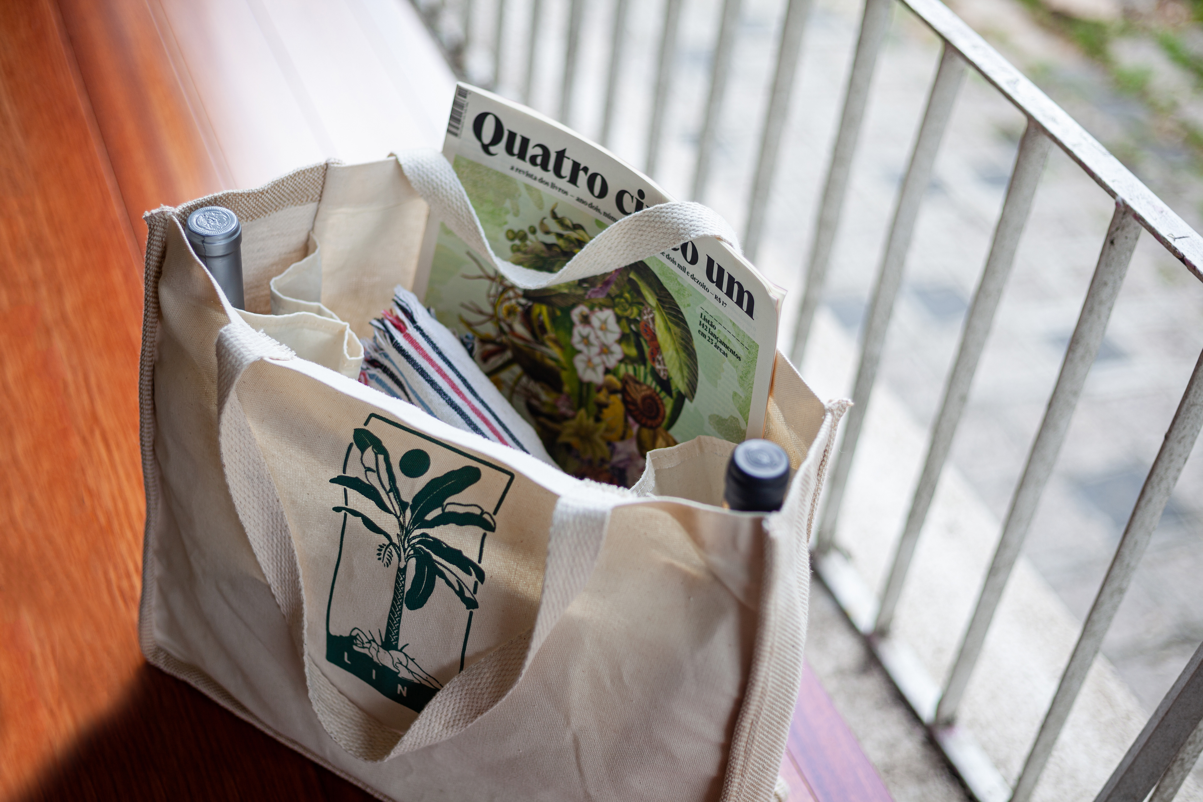 Bolsa para feira Lina; Direção de arte e produção: Joy Endo Tran e Bruno Batalha.