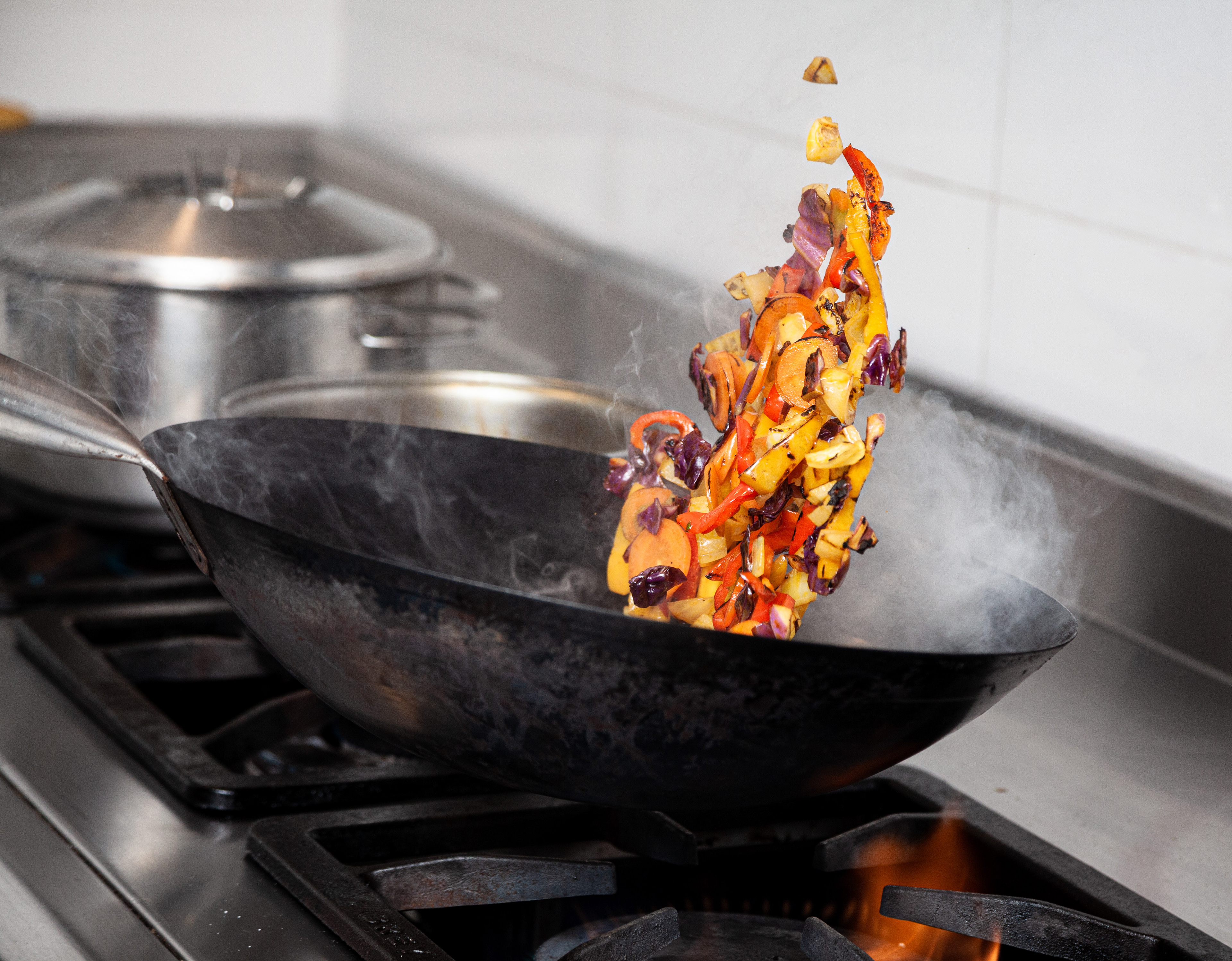 Chef Paulo Miyasaki comandando a wok.