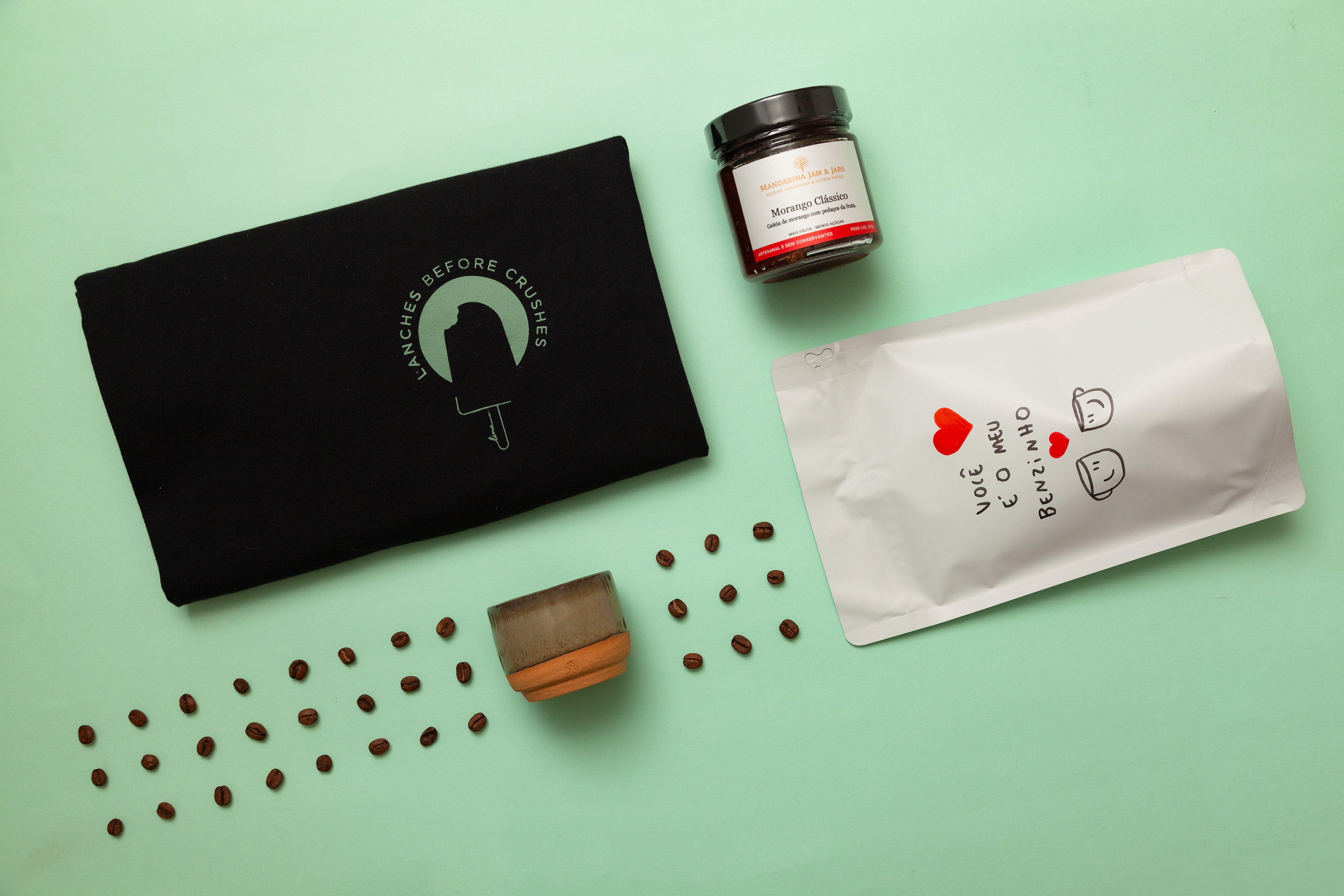 Copo da En torno Cerâmica; Geleia Morango Clássico da Mandarina Jam & Jars; Café do Pé de Café - Curitiba; Camiseta Lanches do Lina; Direção de arte e produção: Joy Endo Tran e Bruno Batalha.