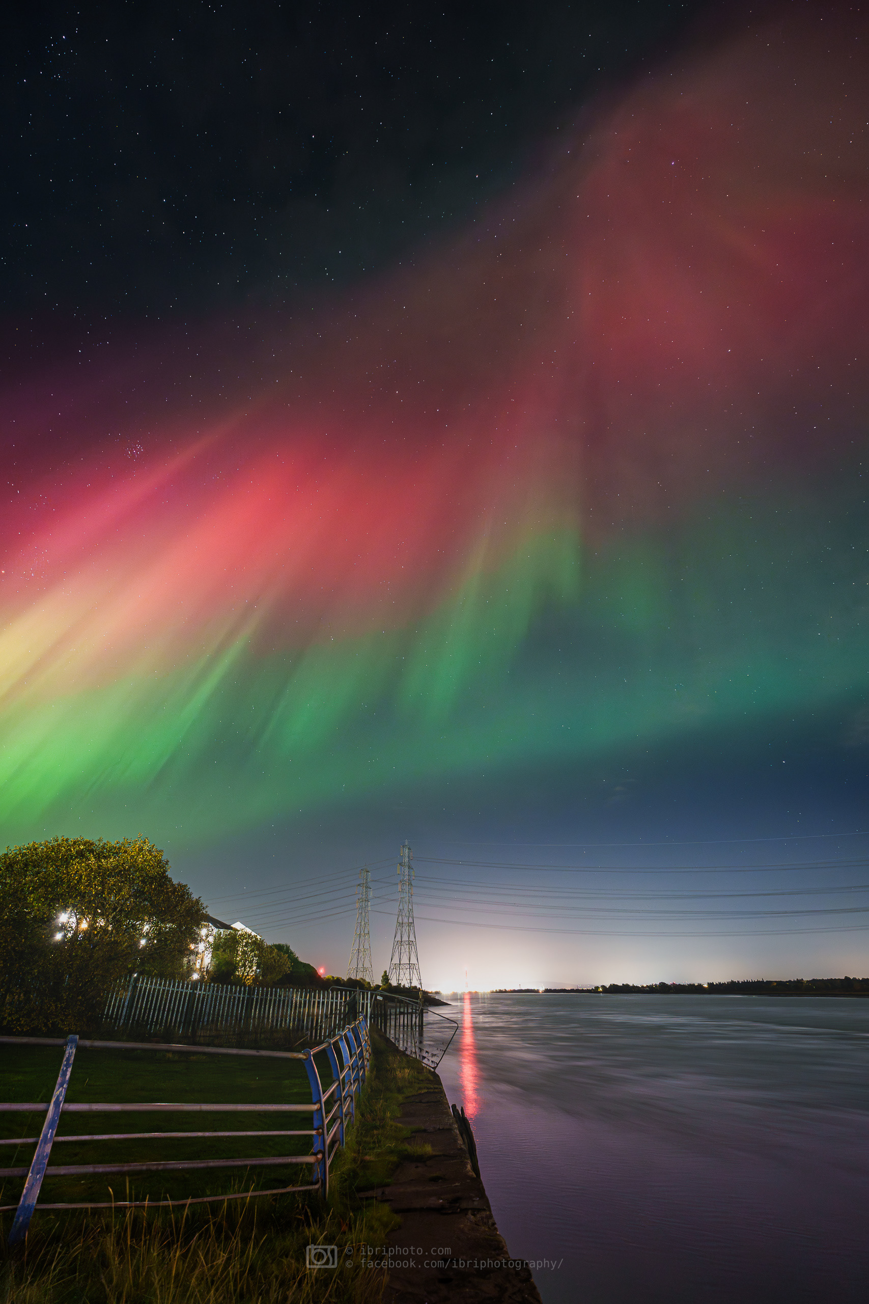 Alloa Aurora - 10 Oct 2024 - the aurora even managed to outshine the heavily illuminated heavy industry downstream at Grangemouth, and cycled from green to red at this point