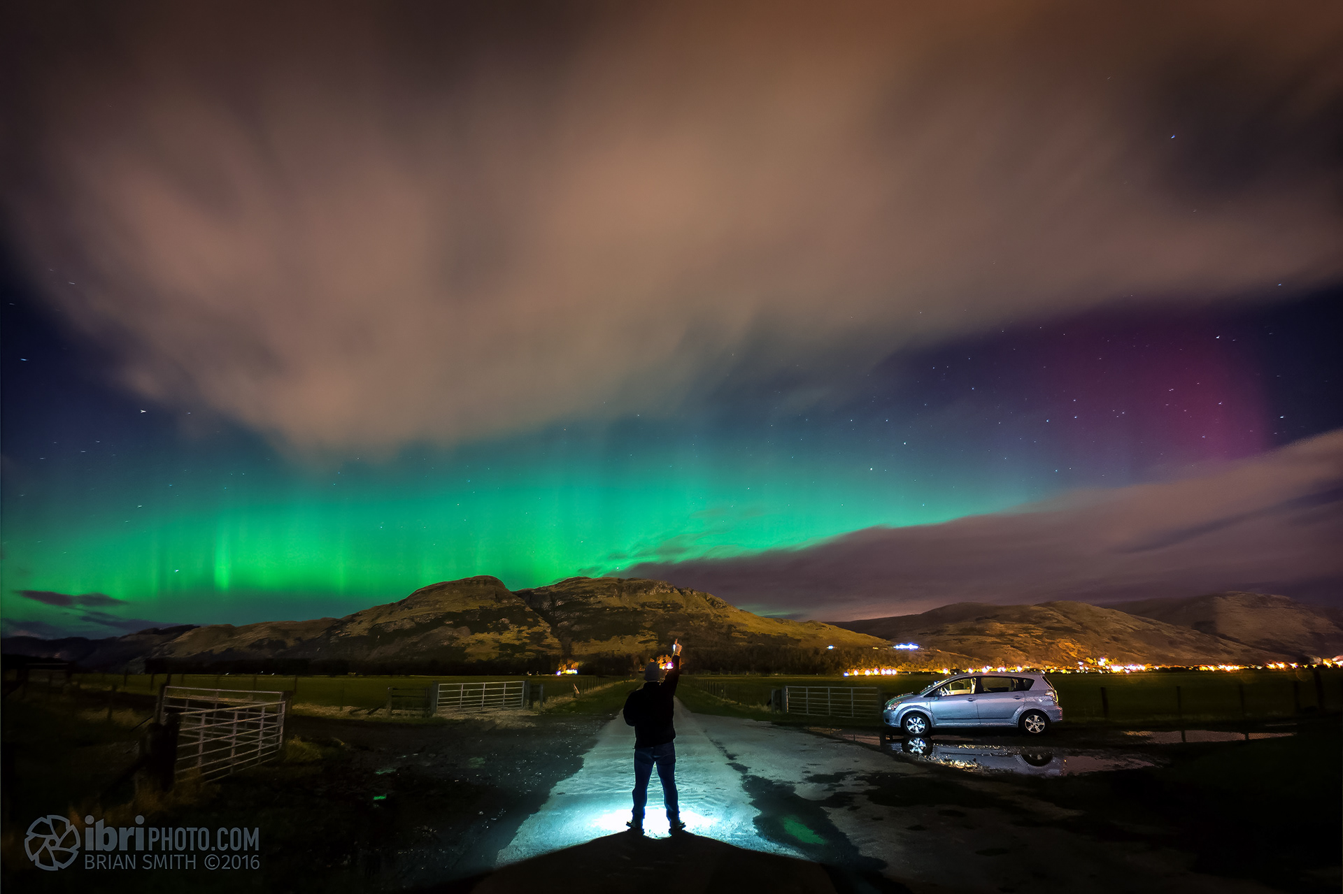 When the Aurora appeared again in March 2016 I had a bit better an idea of what to do. And I started pointing at the sky as is a requirement of any aurora spotter.