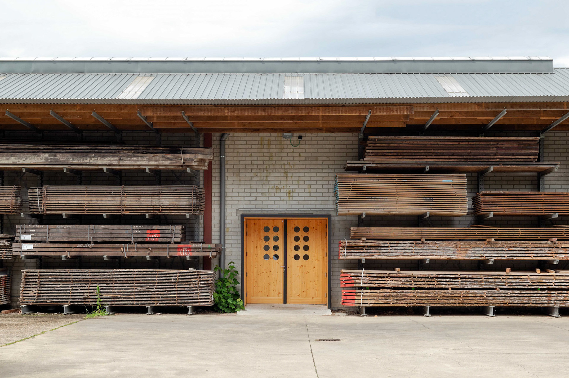murmuur architecten with Mattias Deboutte - Verwerft carpentry Workshop 