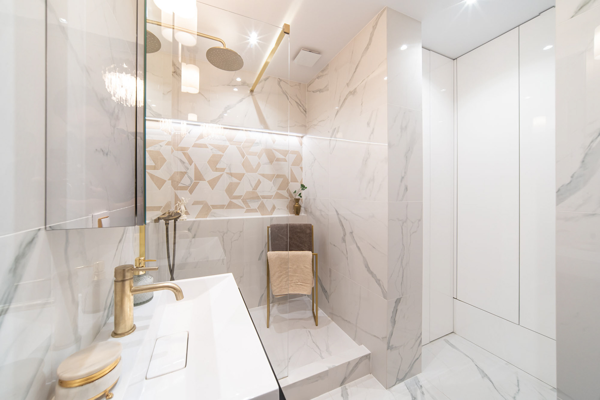 profesjonalne zdjęcie łazienki obiektywem szerokokątnym na potrzeby sprzedaży mieszkania od fotografa wnętrz łódź