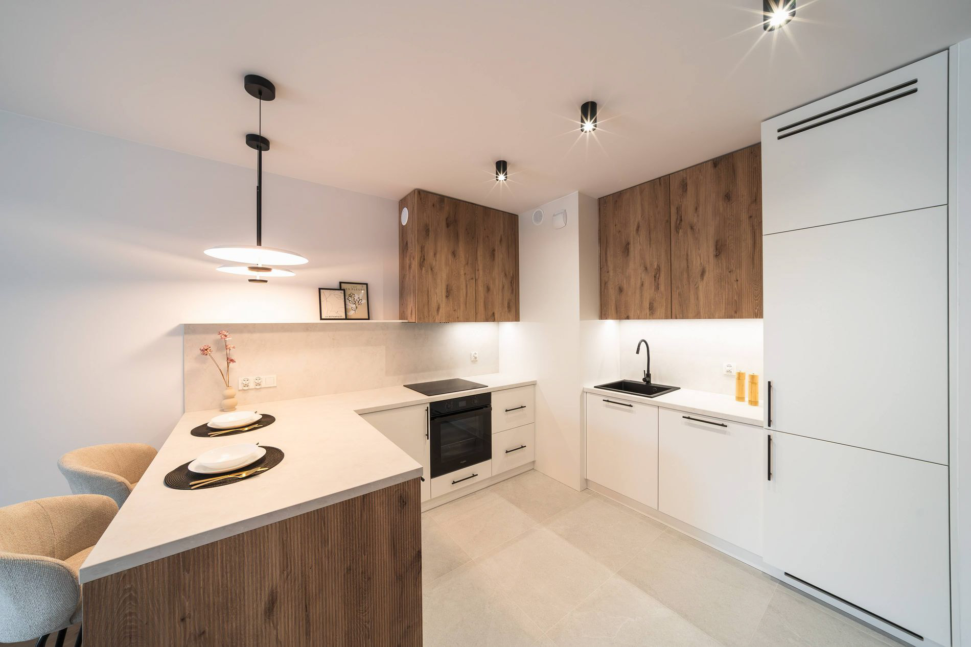 Jasna kuchnia w mieszkaniu na wynajem Łódź – fotografia nieruchomości pod ofertę Airbnb