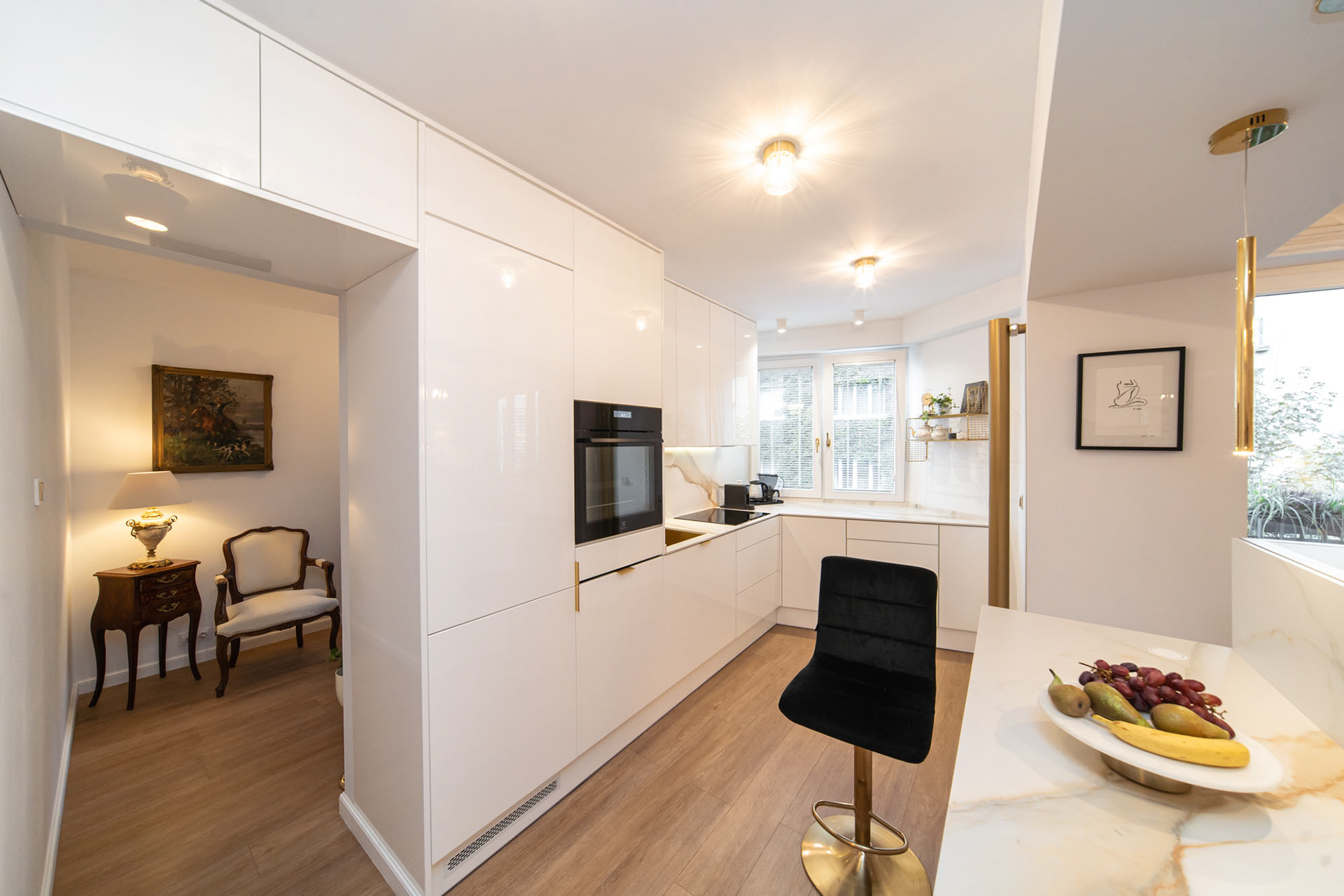 zdjęcie kuchni pokazujące całe pomieszczenie szeroki kąt