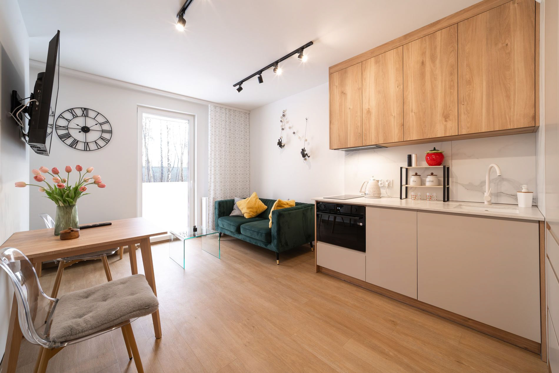 Elegancki pokój hotelowy w Łodzi sfotografowany przez fotografa wnętrz – jasne i przestronne ujęcie