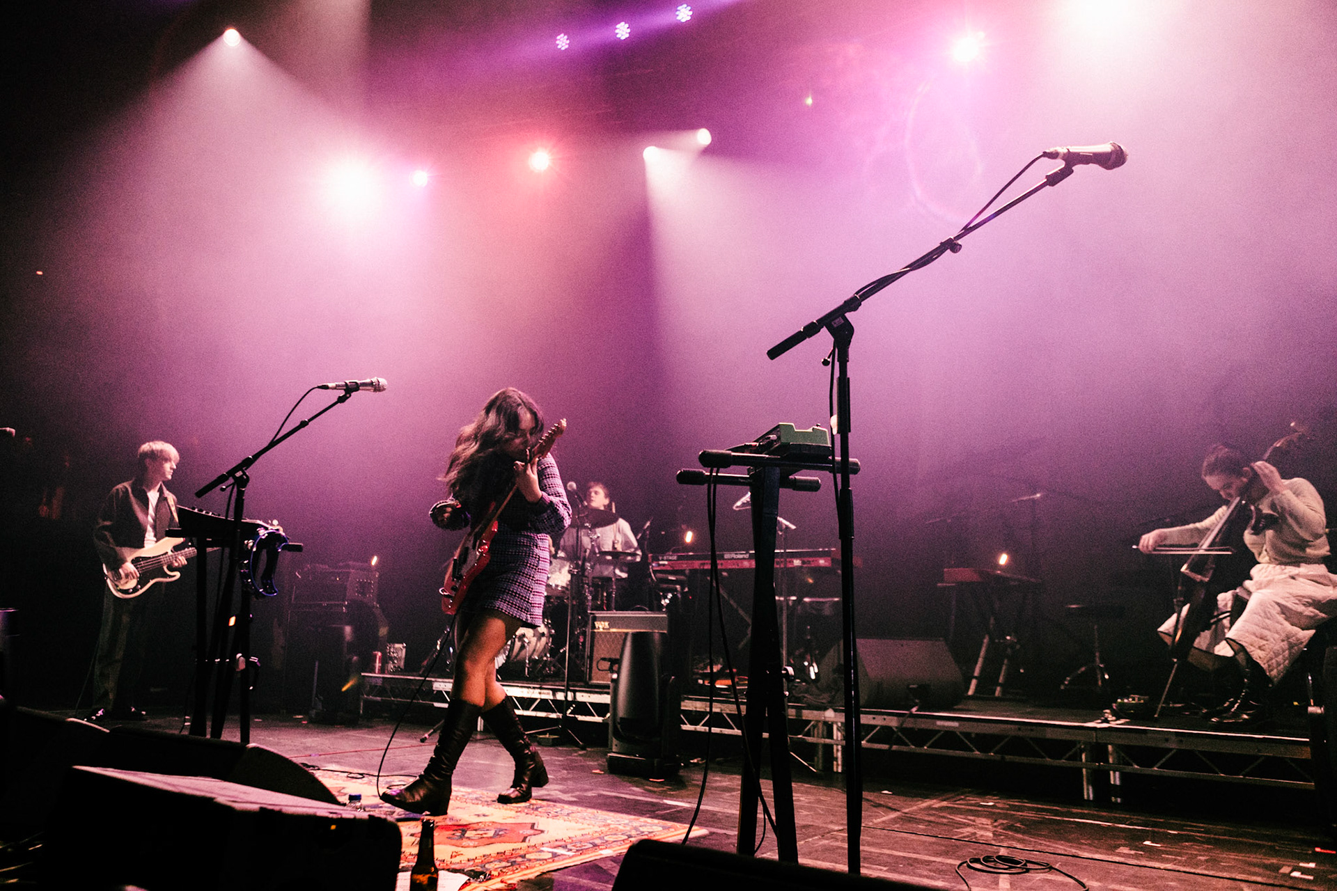 English Teacher, Roundhouse