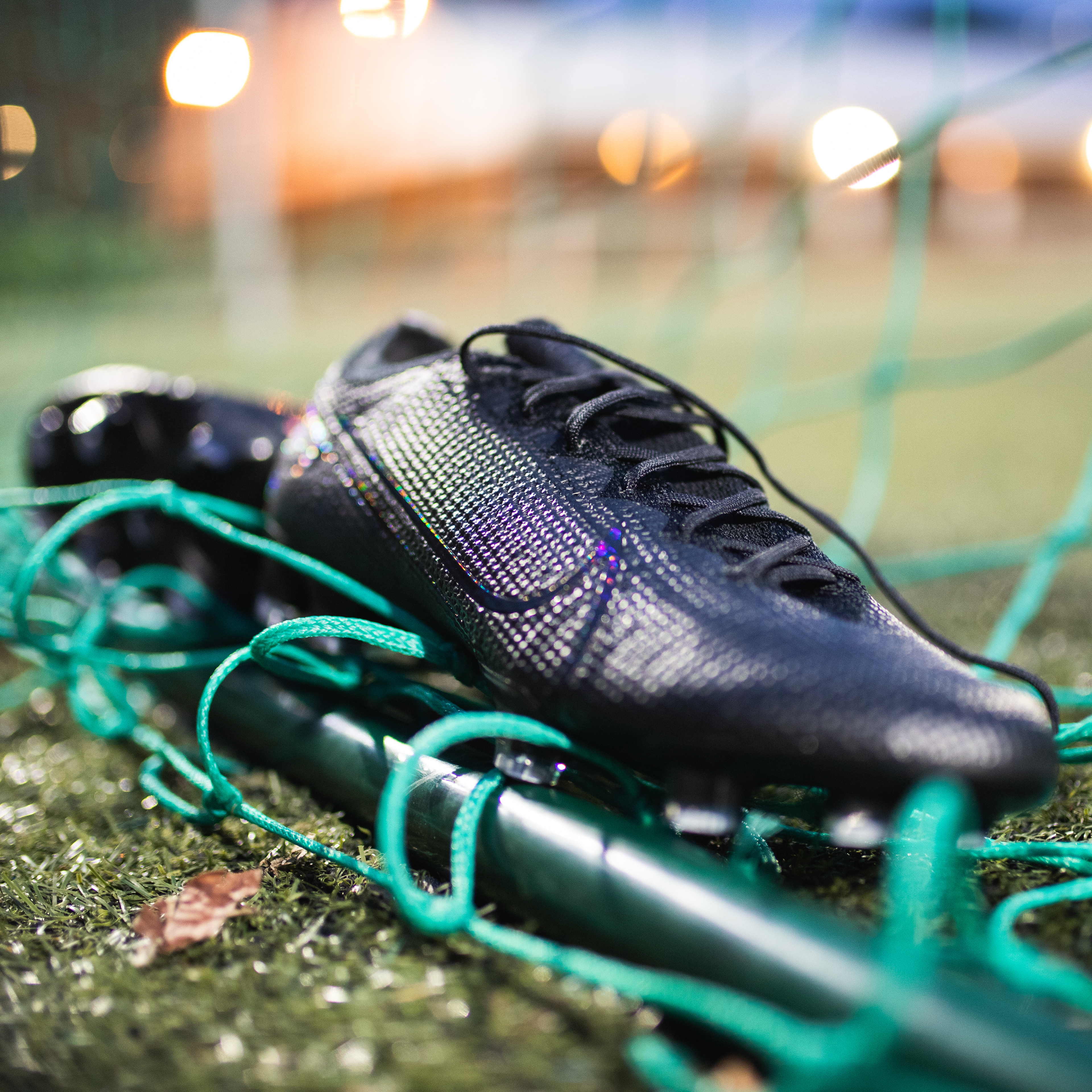 Chaussures de football de la marque Nike de nuit à Paris. © Aubin Menestret