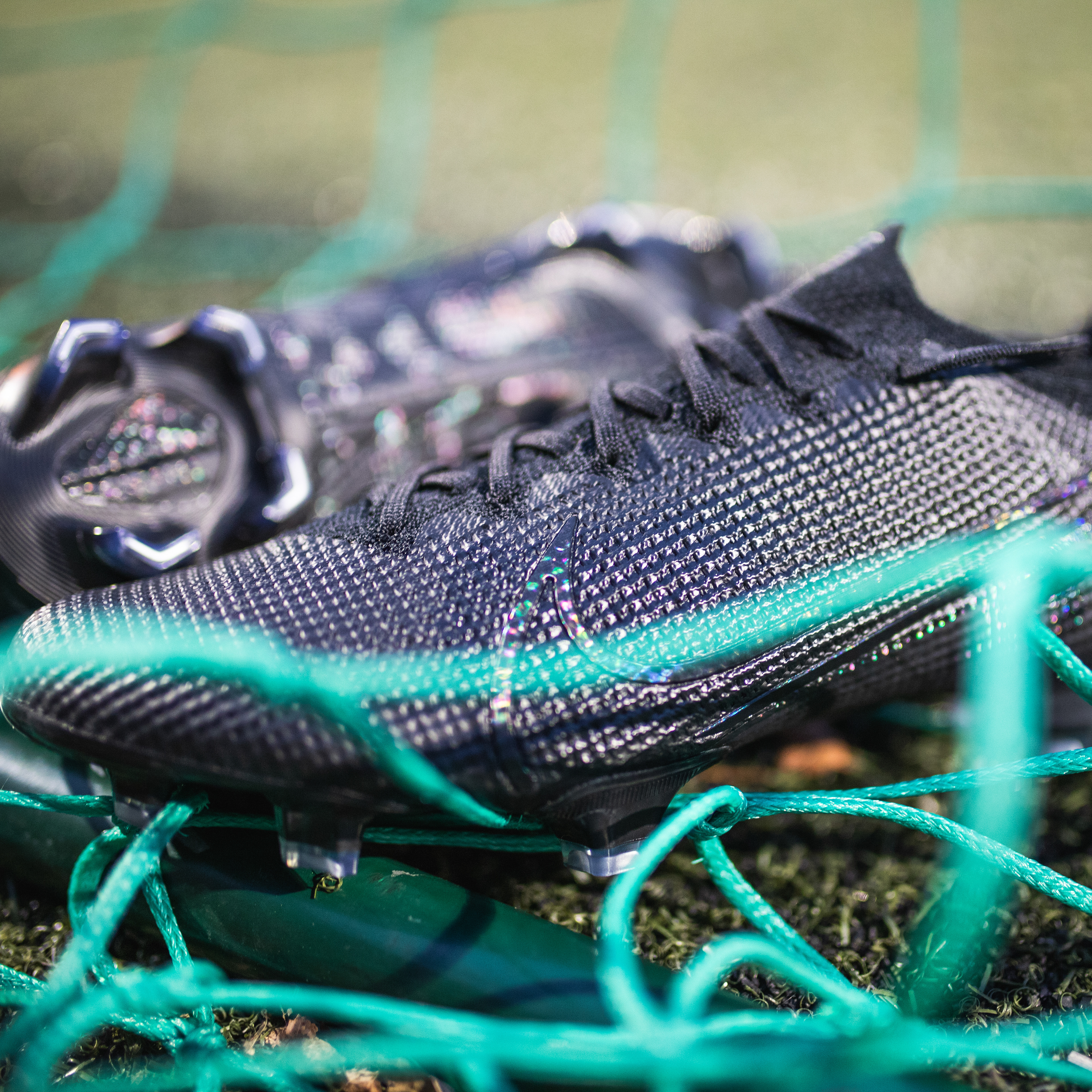 Chaussures de football de la marque Nike de nuit à Paris. © Aubin Menestret