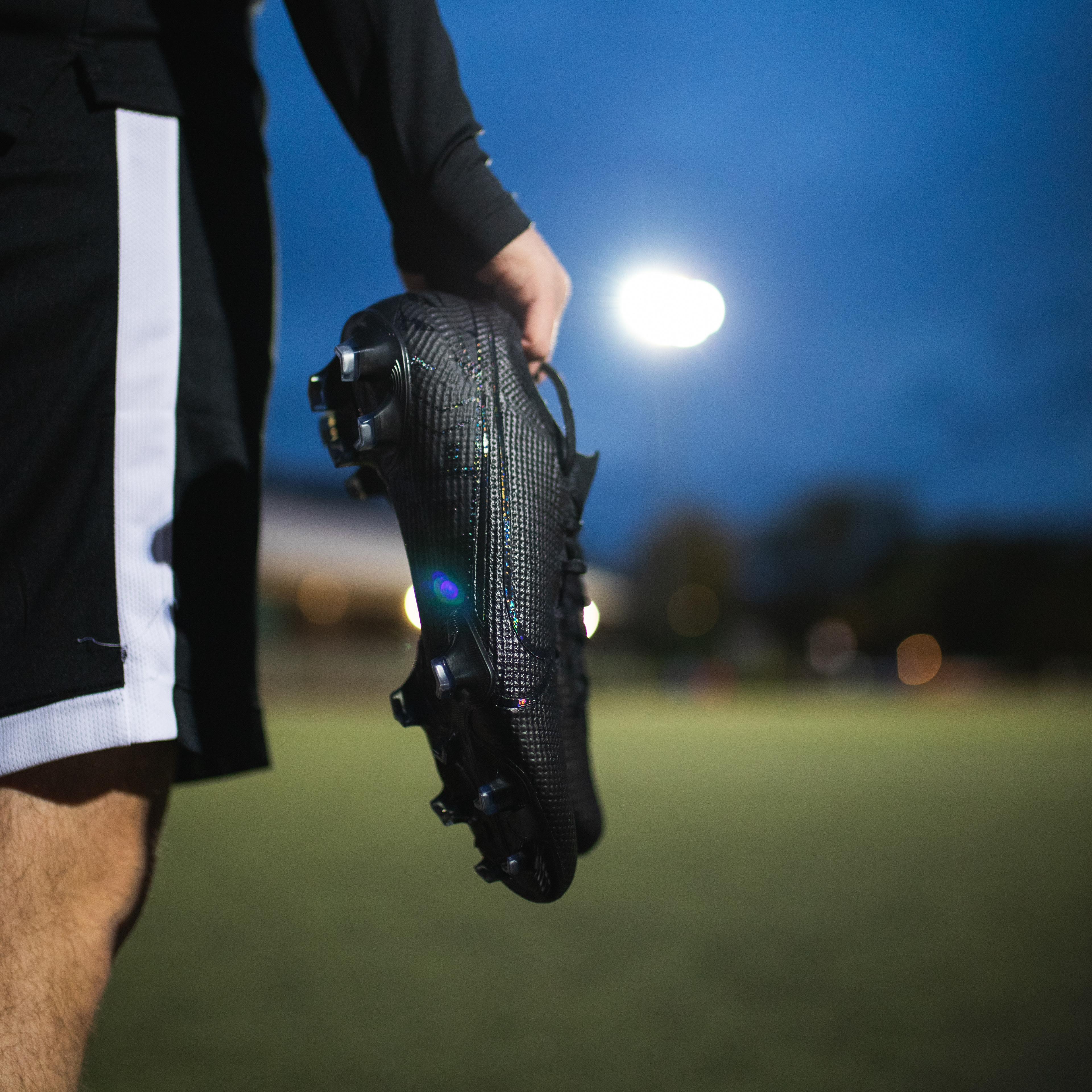 Chaussures de football de la marque Nike de nuit à Paris. © Aubin Menestret