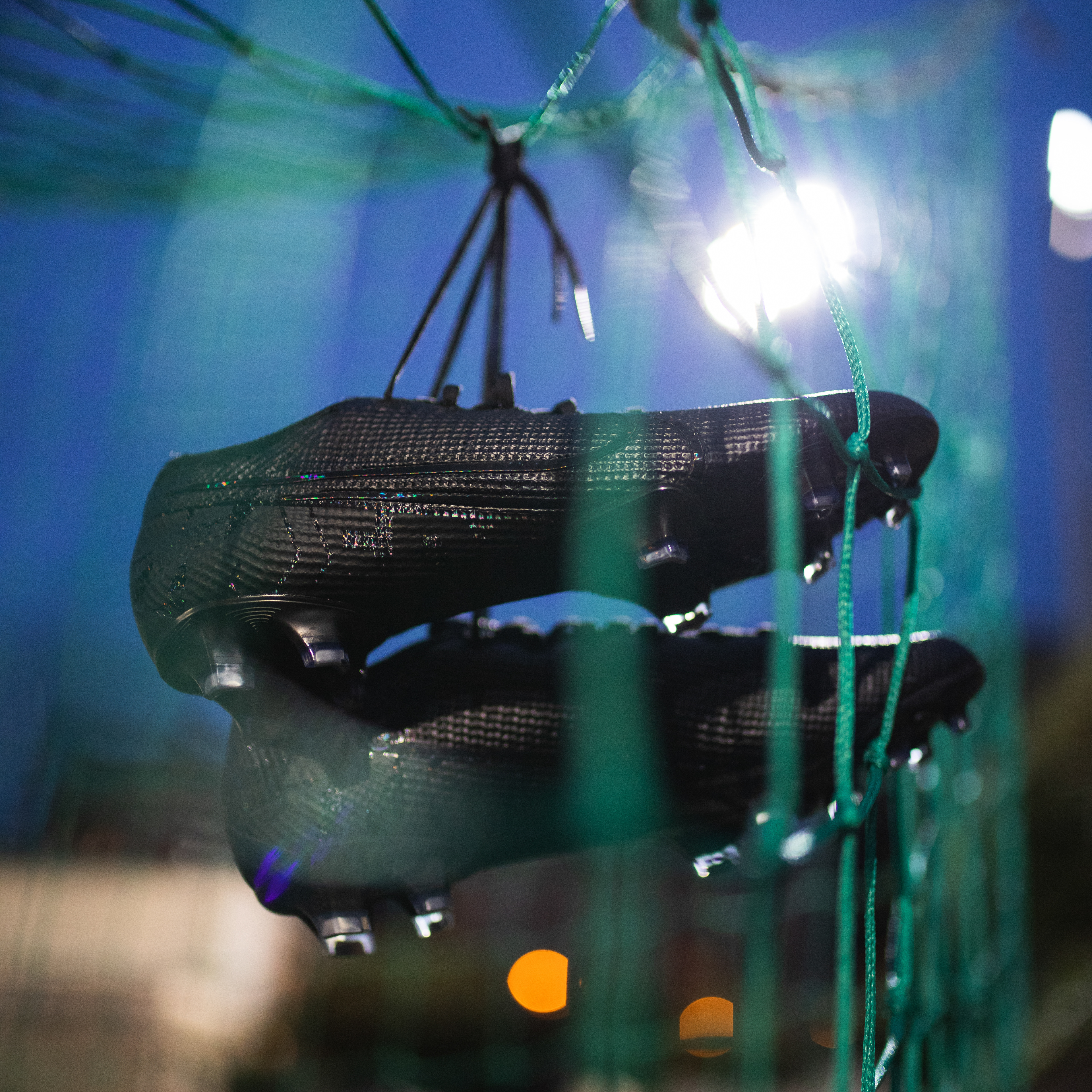 Chaussures de football de la marque Nike de nuit à Paris. © Aubin Menestret