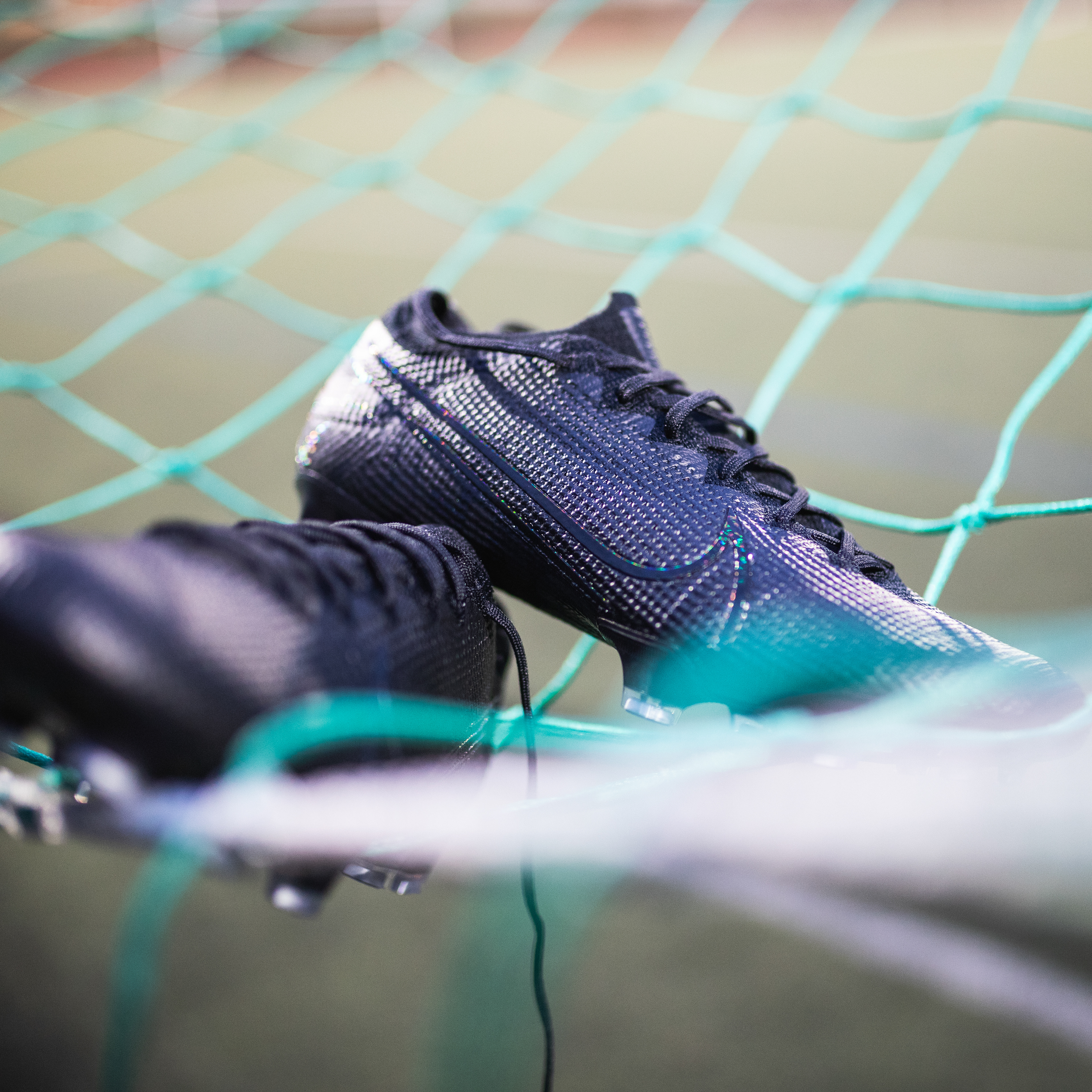 Chaussures de football de la marque Nike de nuit à Paris. © Aubin Menestret