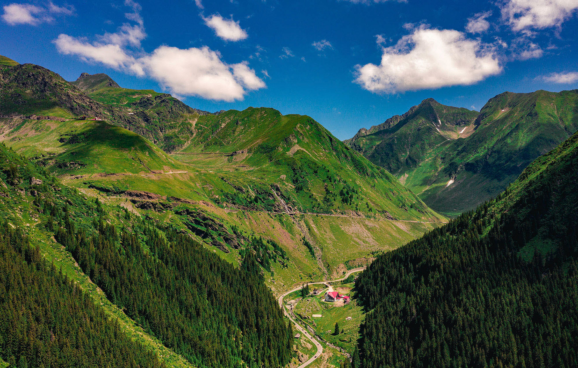 Fotografie aeriana printre munti
