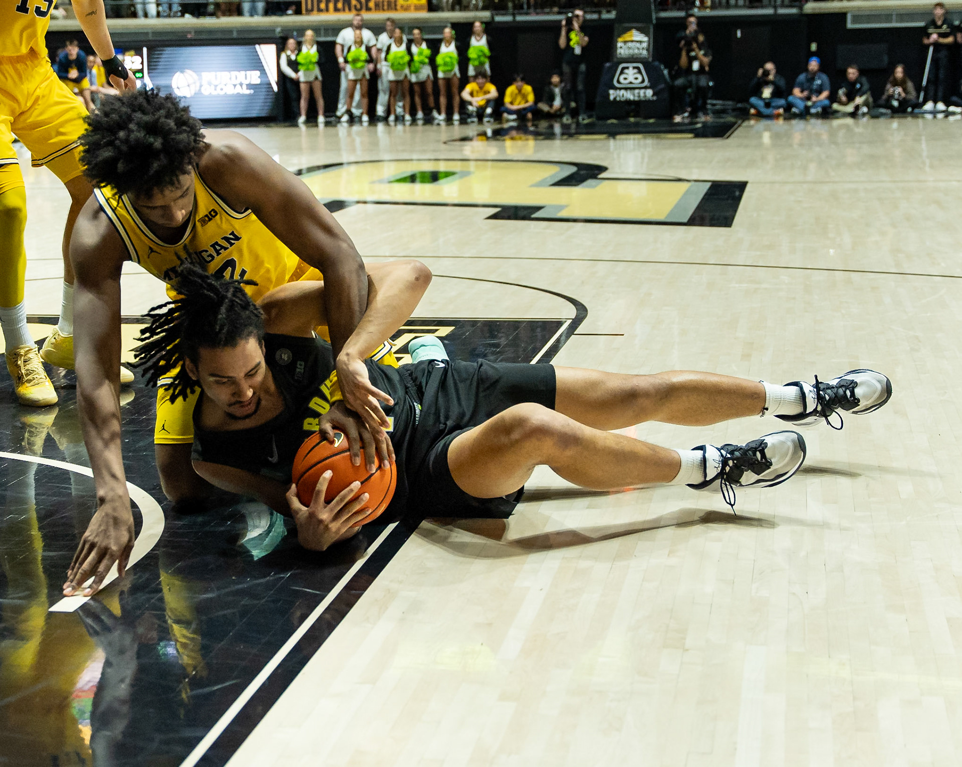 WEST LAFAYETTE, IN - JANUARY 23, 2024: Purdue Sophomore Forward Trey Kaufman-Renn (4), Michigan Sophomore Forward Tarris Reed Jr. (32) competing in Purdue versus Michigan Mens Basketball at Mackey Arena(Photo by Steve Bowen / Bowen Arrow Photography / Northern Indiana Sports Report)