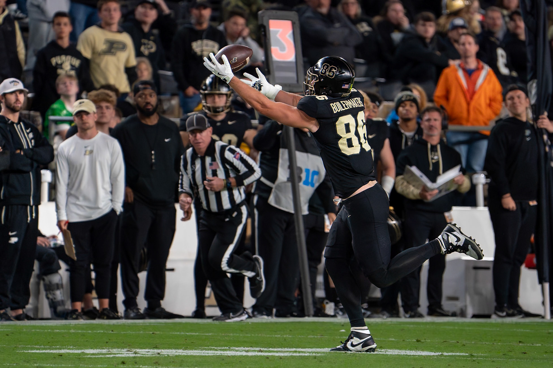 WEST LAFAYETTE, IN - OCTOBER 18, 2024: Purdue University Sophomore Tight End Max Klare (86) during the Purdue University Boilermakers vs University of Oregon Ducks Football game at Ross-Ade Stadium(Photo by Steve Bowen / Bowen Arrow Photography / Northern Indiana Sports Report)