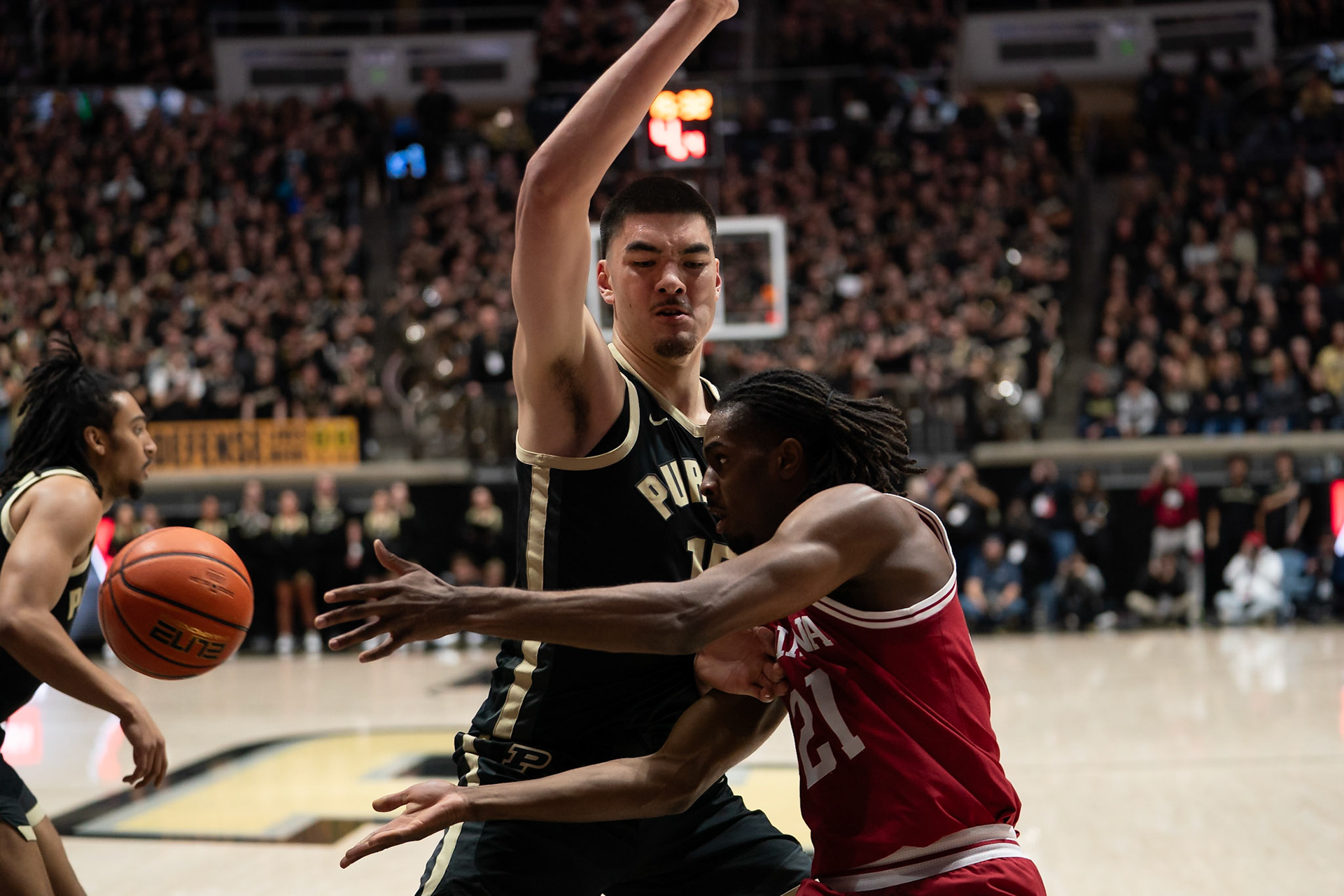 WEST LAFAYETTE, IN - FEBRUARY 10, 2024: Indiana Freshman Forward Mackenzie Mgbako (21), Purdue Senior Center Zach Edey (15) in Purdue Boilermaker vs Indiana Hoosiers Basketball at Mackey Arena(Photo by Steve Bowen / Bowen Arrow Photography / Northern Indiana Sports Report)