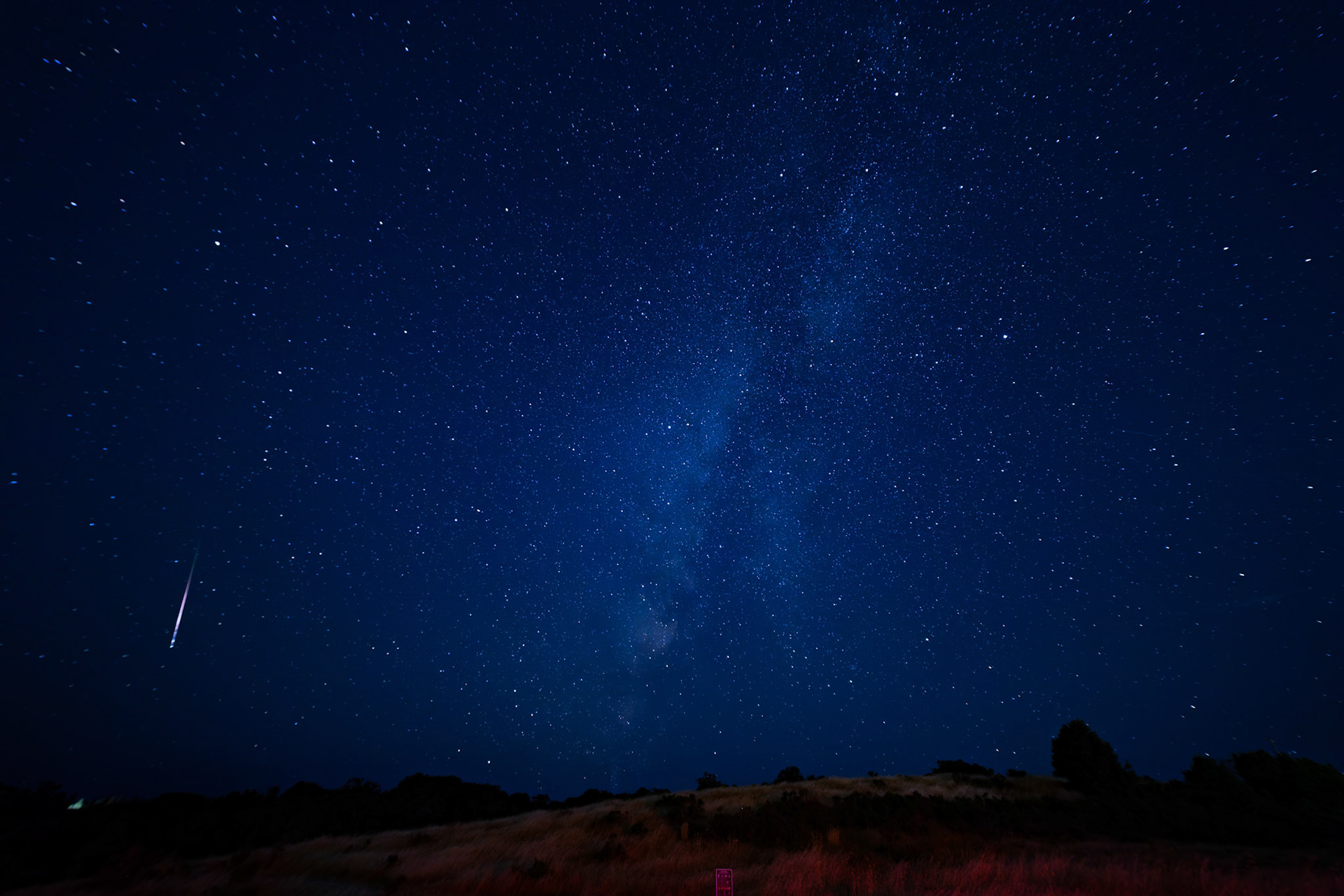 Milky Way and meteor at 14mm