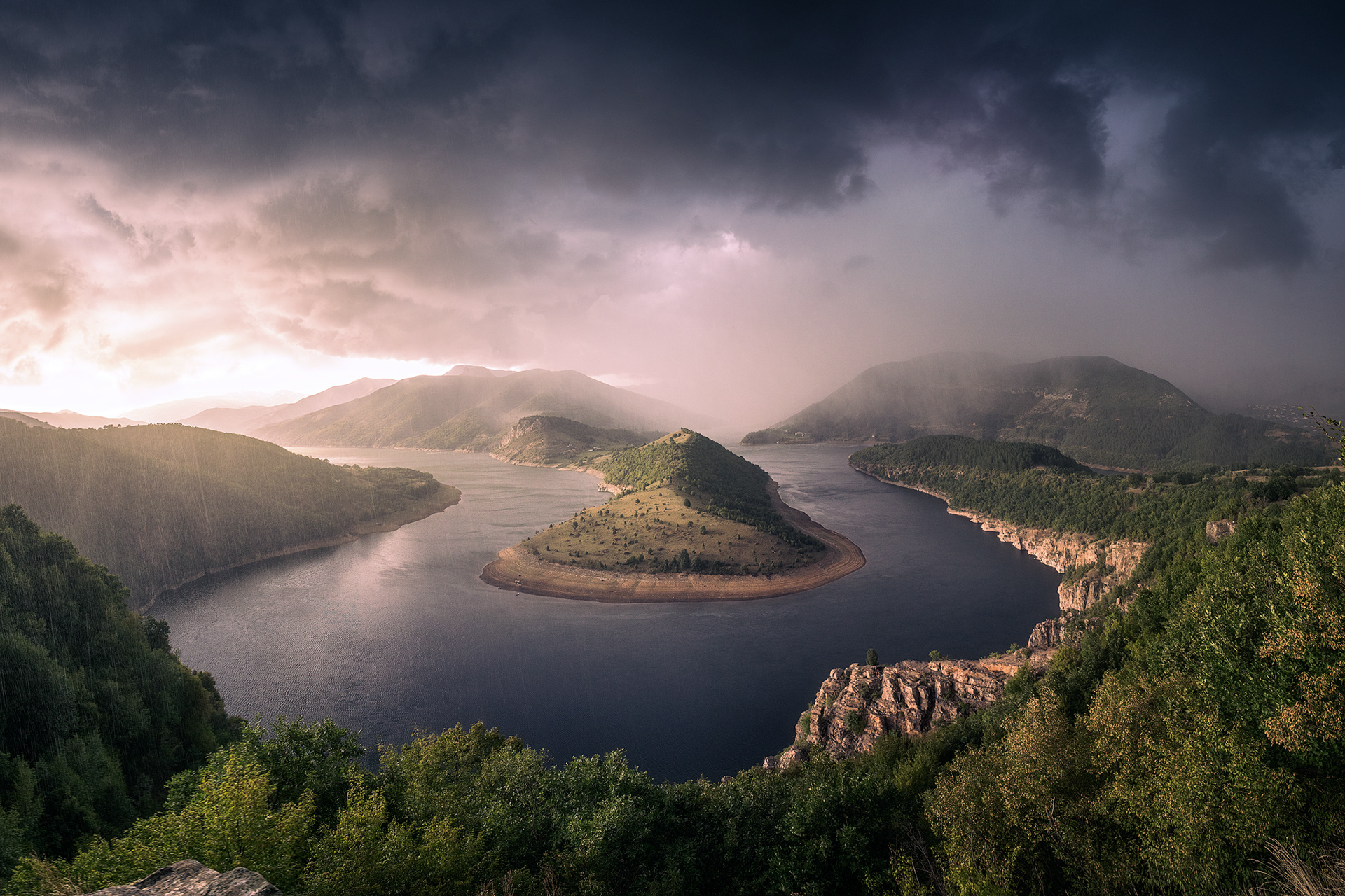 Меандрите на река Арда, край Кърджали