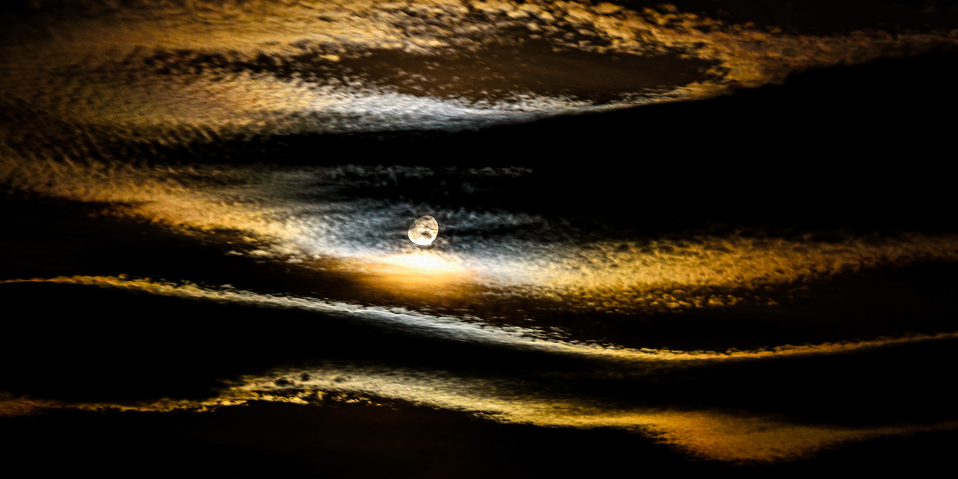 Moon Waves / On a beautiful evening in May I took this shot from a lookout near our camp south of Lake Pedder in South West National Park, Tasmania, Australia