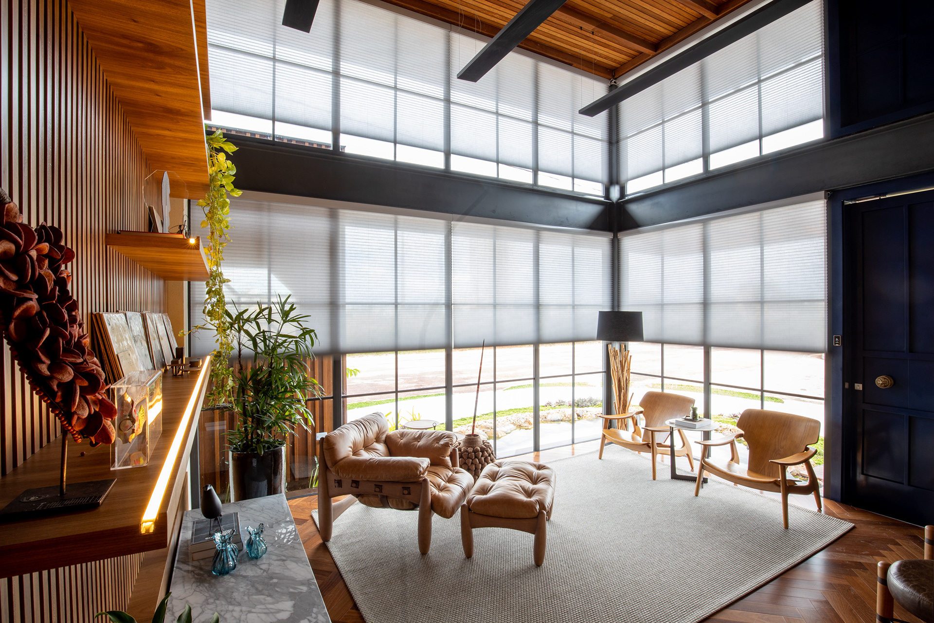 Composição com a câmera mais alta, preservando o horizonte e as linhas verticais.