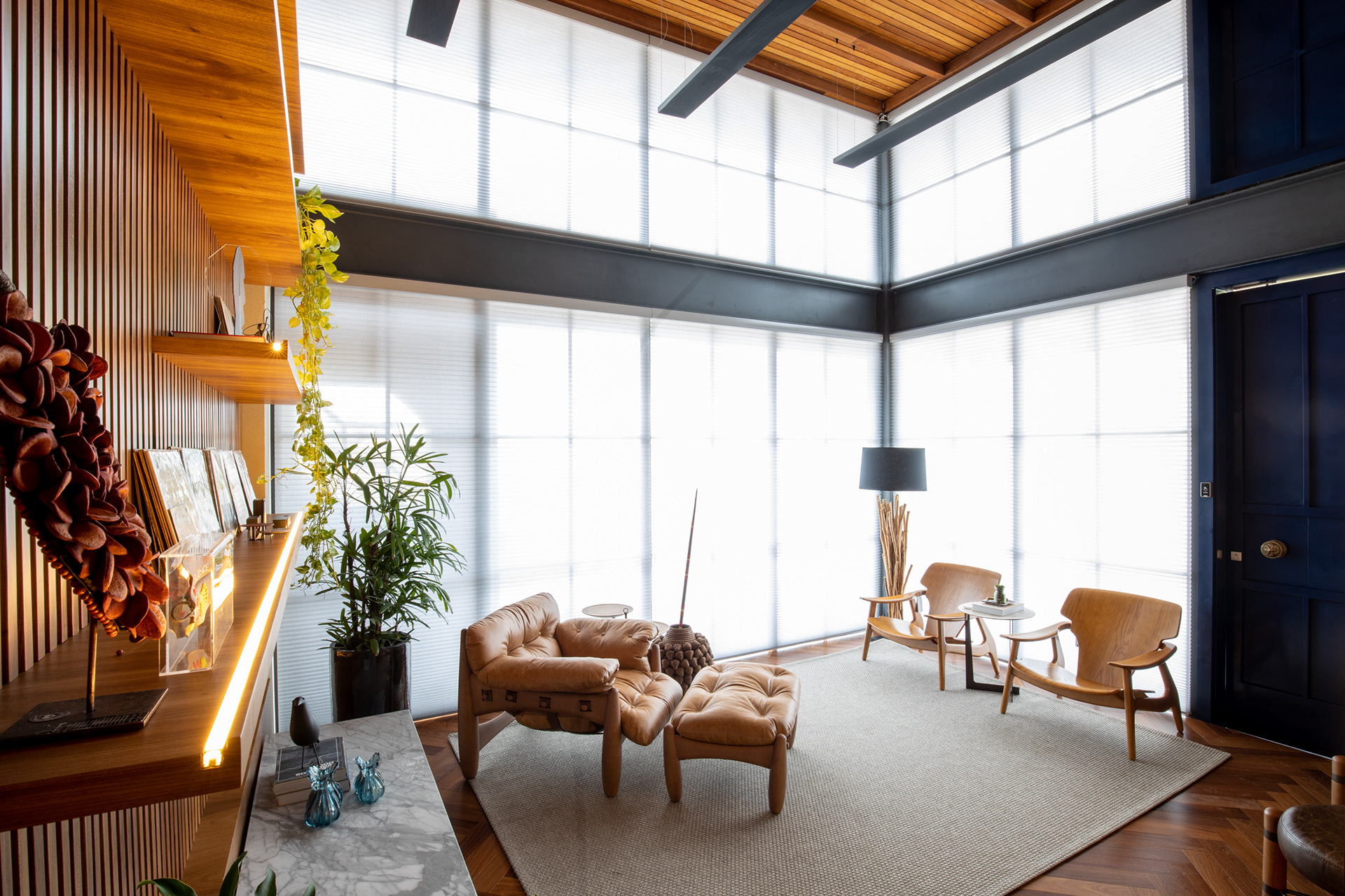 Composição com a câmera mais alta, preservando o horizonte e as linhas verticais.