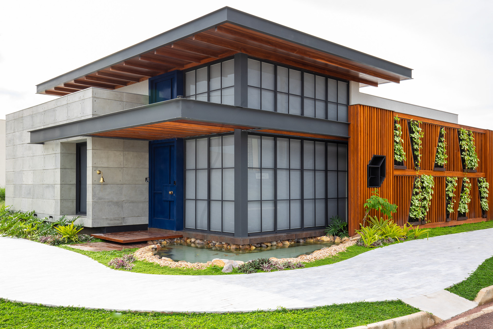 Composição focada na posição das cortinas, usando distância focal de 35mm para não exagerar a geometria do projeto.