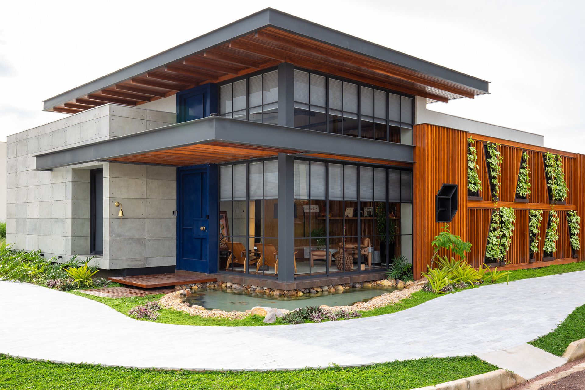 Composição focada na posição das cortinas, usando distância focal de 35mm para não exagerar a geometria do projeto.