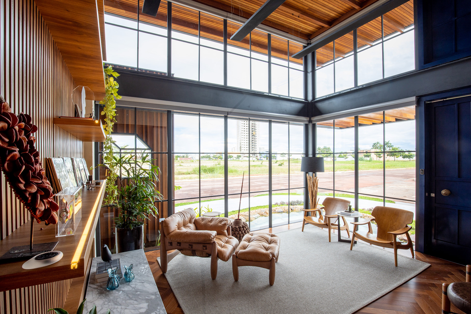 Composição com a câmera mais alta, preservando o horizonte e as linhas verticais.