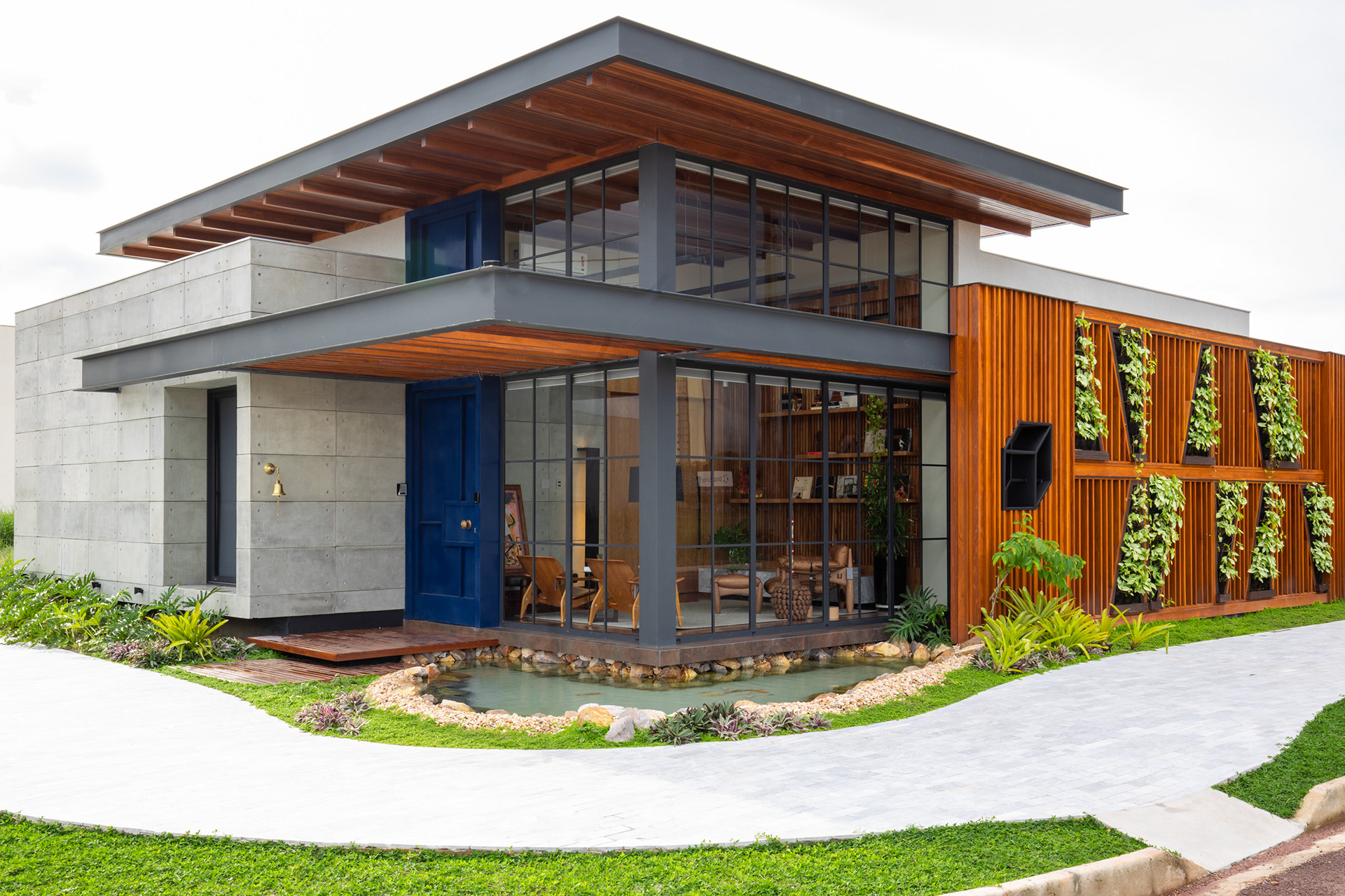 Composição focada na posição das cortinas, usando distância focal de 35mm para não exagerar a geometria do projeto.