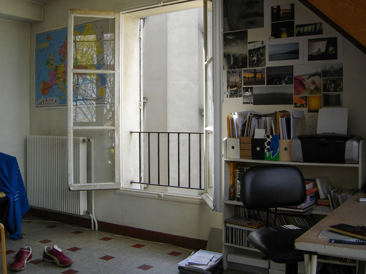 Bureau, Rue Norvins, Cité des Arts, Rue Norvins, Paris-2005-04-18 16.52.35