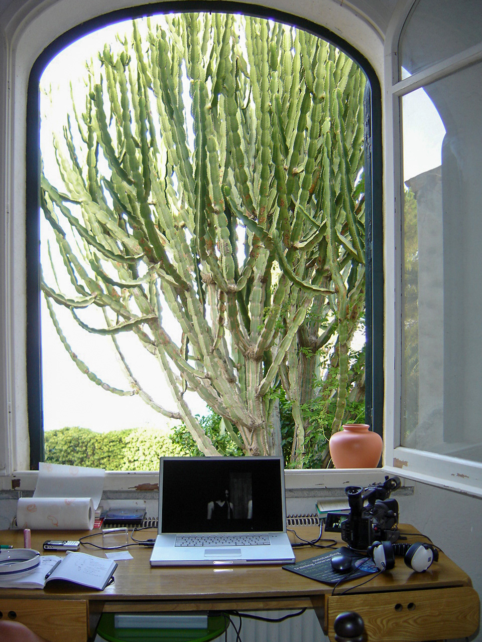 Bureau, Céfalu, Sicilia-2005-07-28 18.24.32