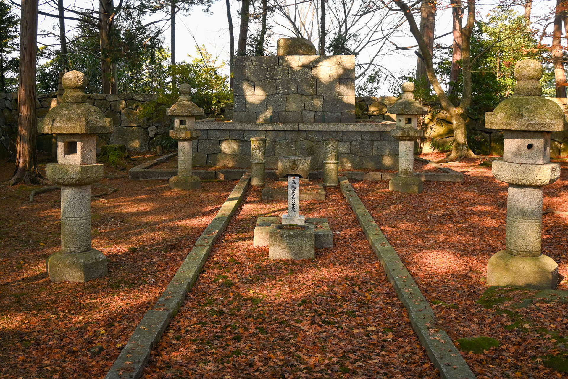 二ノ丸の信長廟